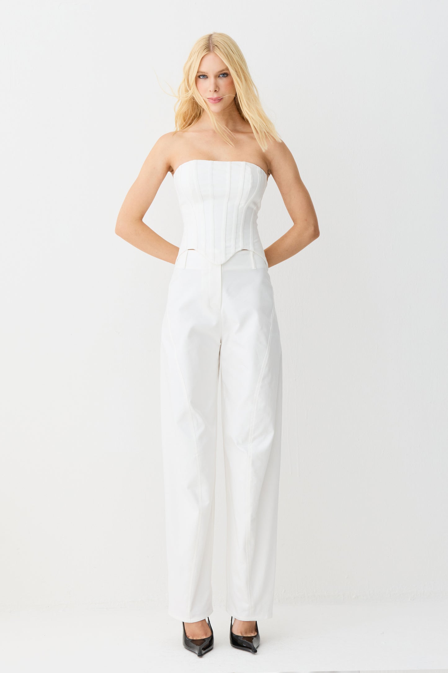 CROPPED TOMARA QUE CAIA COM RECORTE NA BARRA E BARBATANAS OFF WHITE