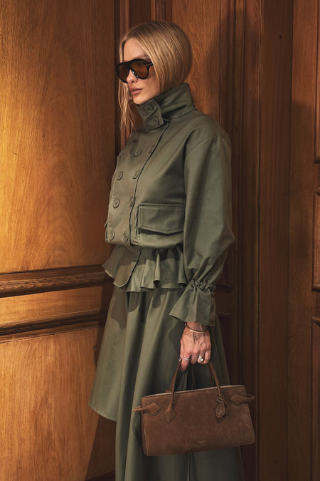 CASACO MANGA LONGA COM BOLSOS MANGA E CINTURA AJUSTAVEIS VERDE MILITAR