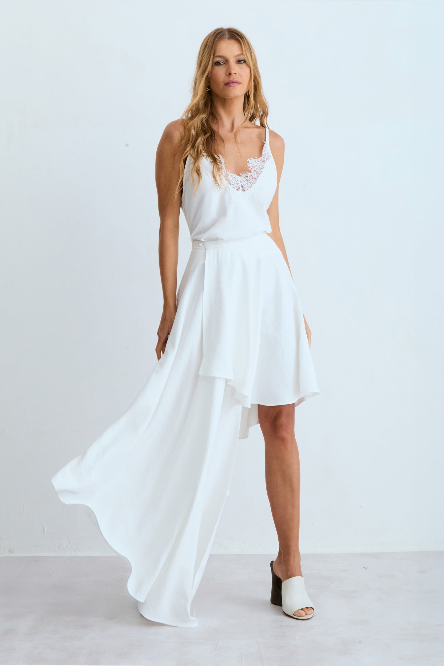 BLUSA REGATA COM ALCA FINA E RENDA BUSTO OFF WHITE