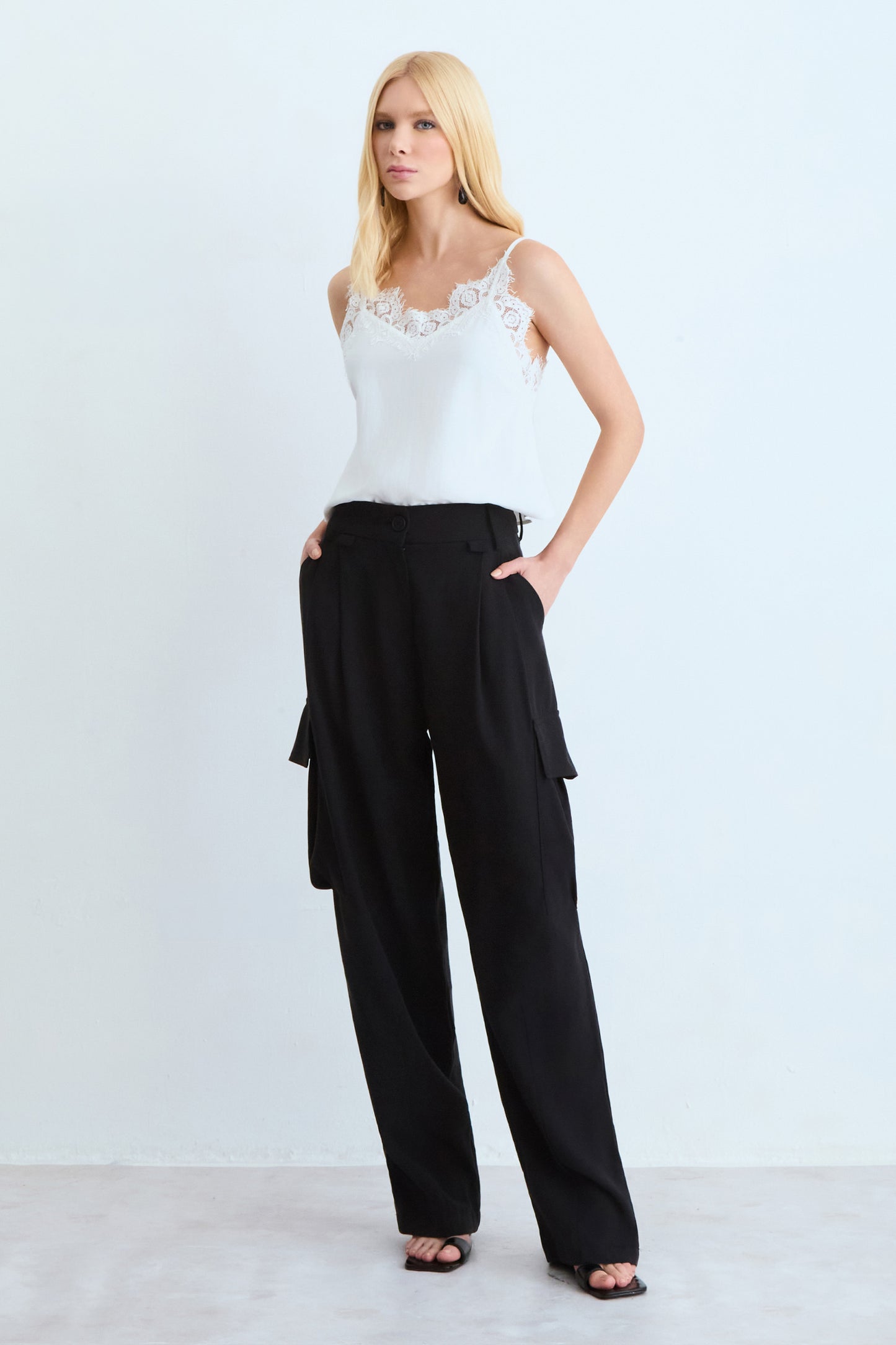 BLUSA DE ALCA RENDA DECOTE E COSTAS FLUIDA OFF WHITE