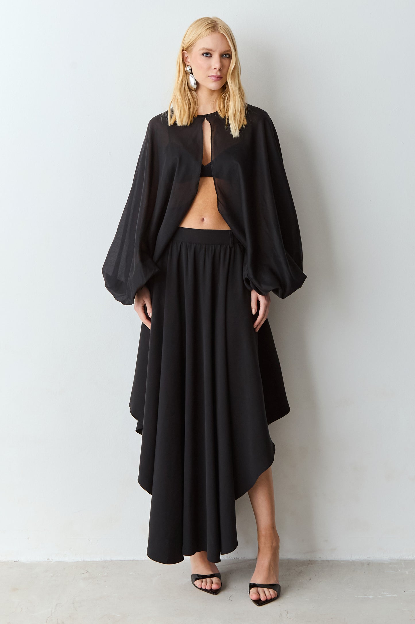 BLUSA CAPA MANGAS BUFANTES E AMARRACAO PRETO