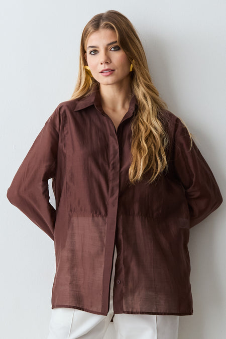 CAMISA MANGA COMPRIDA COM FLUIDEZ E TRANSPARENCIA MARROM ESCURO