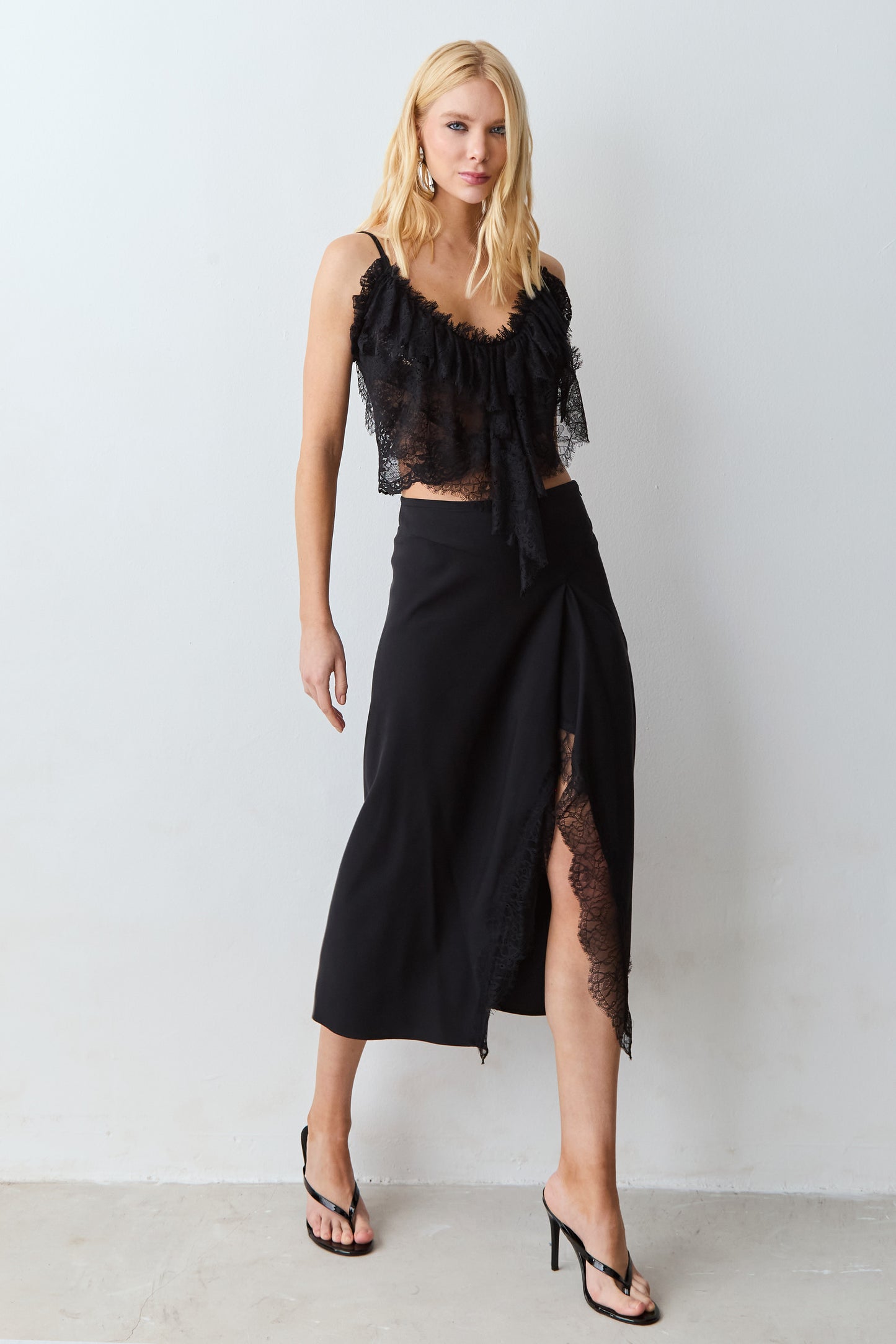 CROPPED DE ALCA FINA EM RENDA COM DETALHE DECOTE PRETO