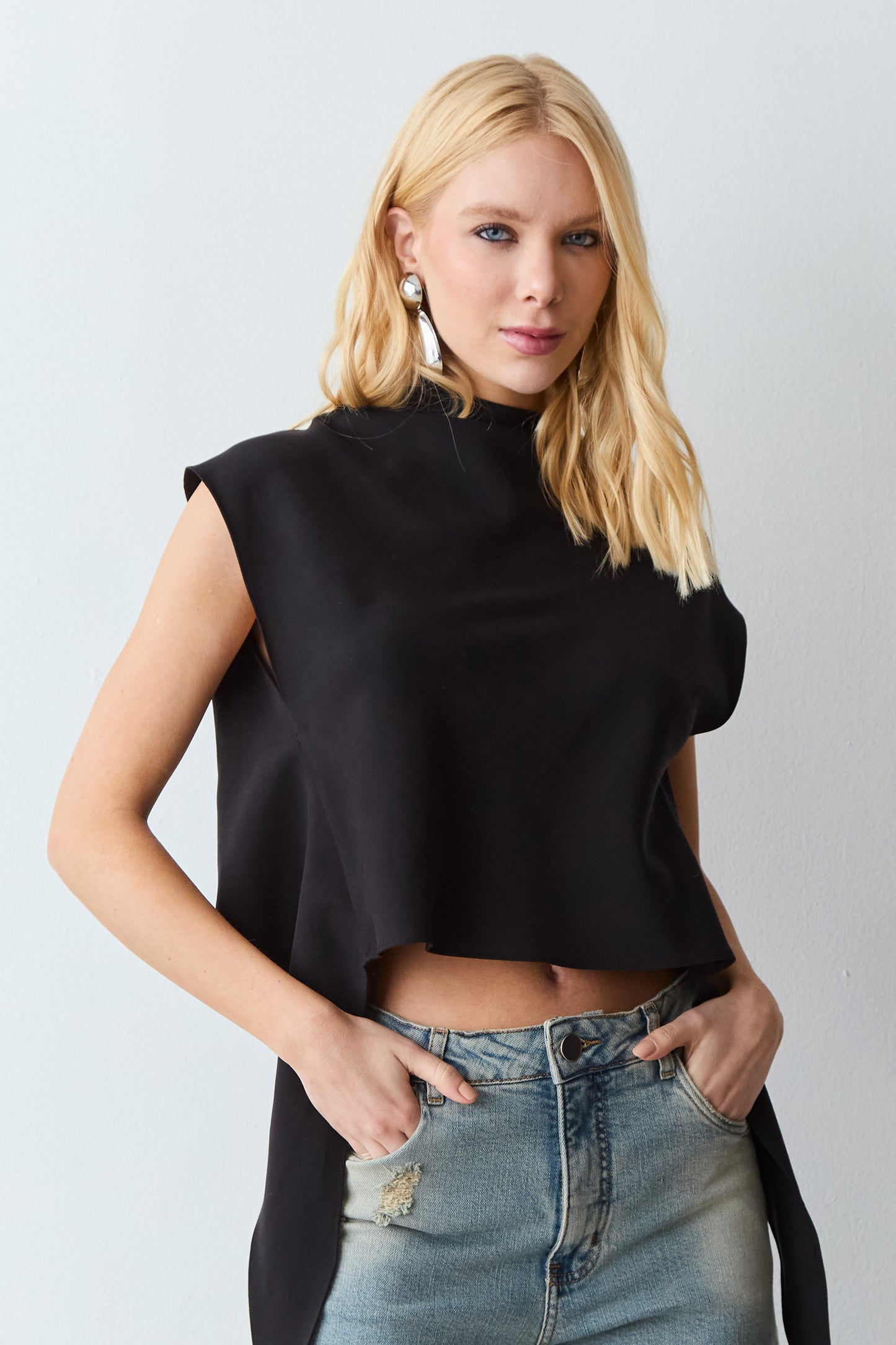 BLUSA MANGA CURTA RECORTE COM ABERTURA COSTAS E AMARRACAO PRETO