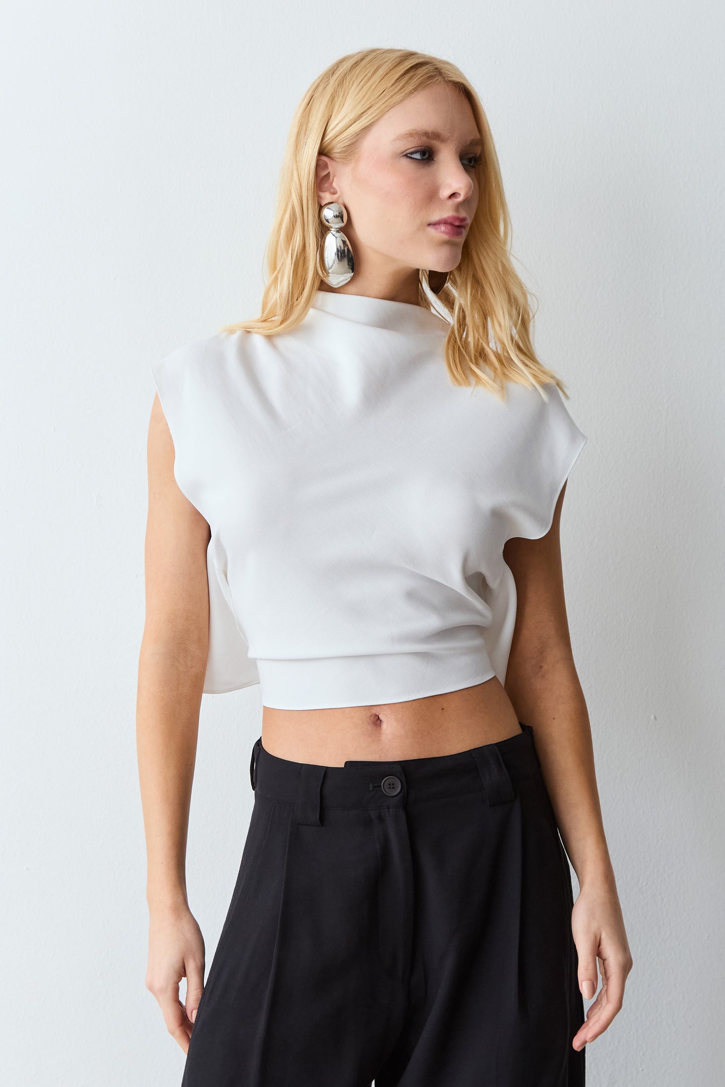 BLUSA MANGA CURTA RECORTE COM ABERTURA COSTAS E AMARRACAO OFF WHITE