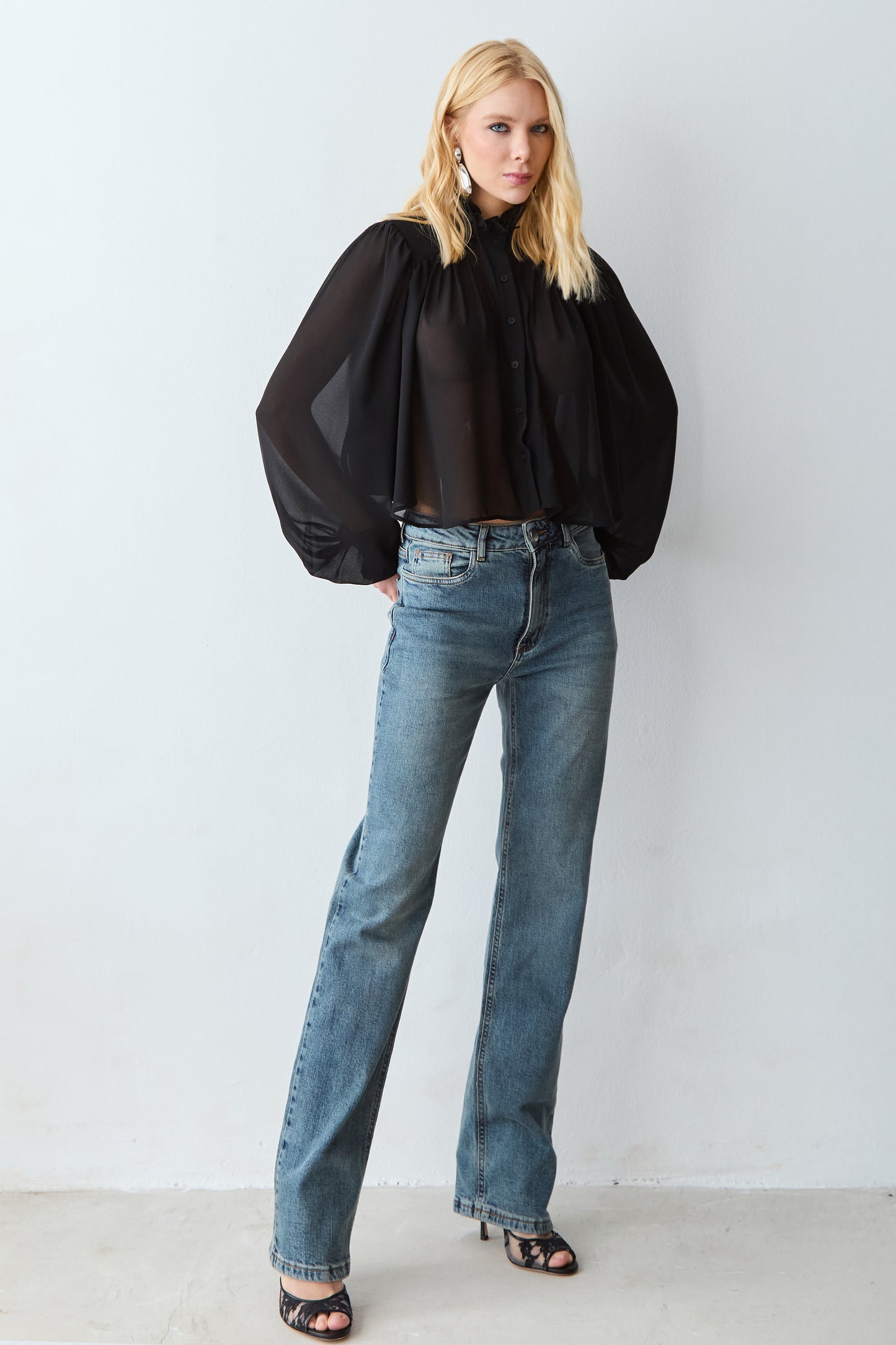 BLUSA MANGA LONGA FLUIDA FRANZIDOS GOLA E CORPO PRETO