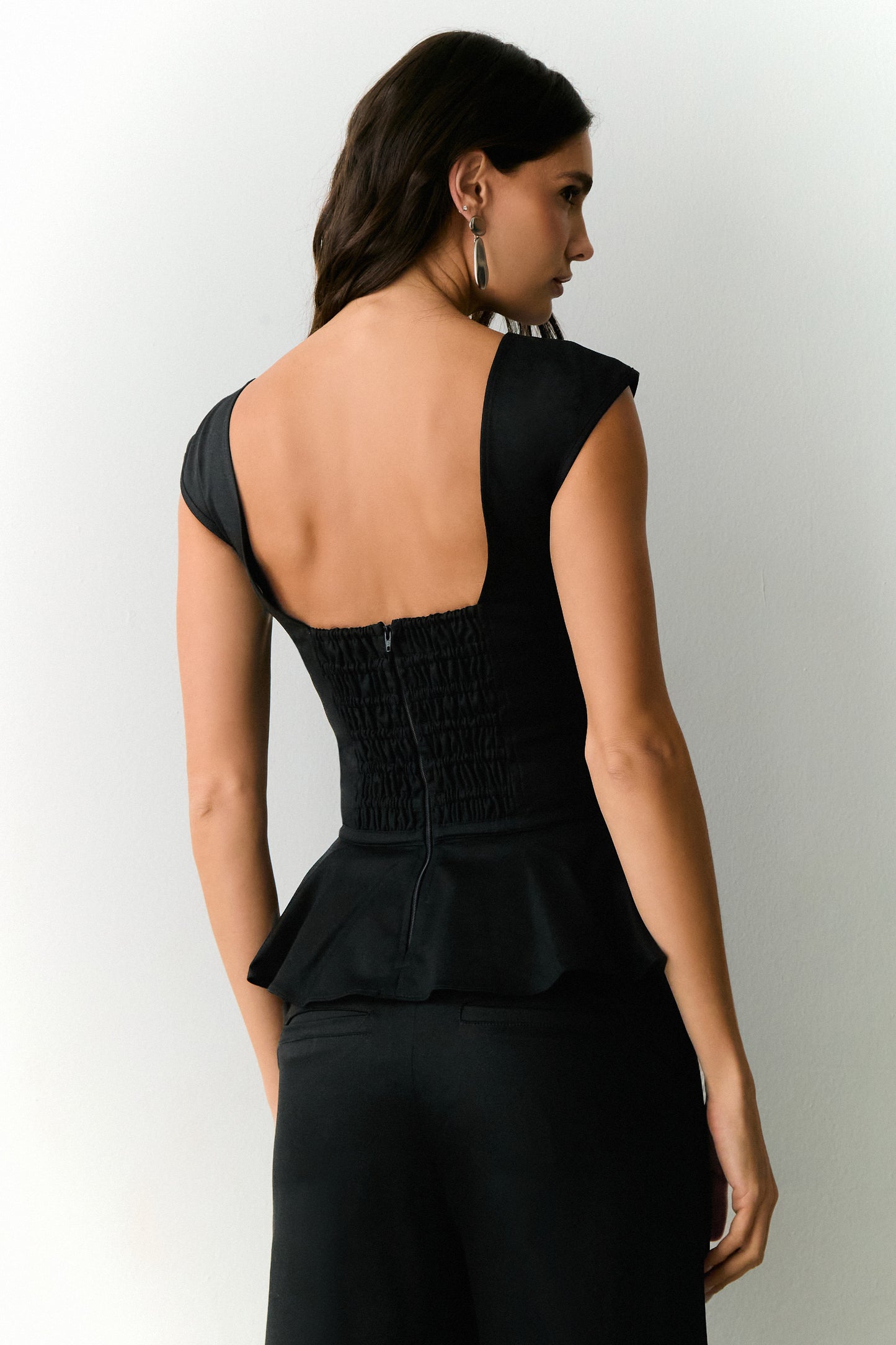 BLUSA MANGA CURTA PEPLUM COM BARBATANAS CINTURA PRETO