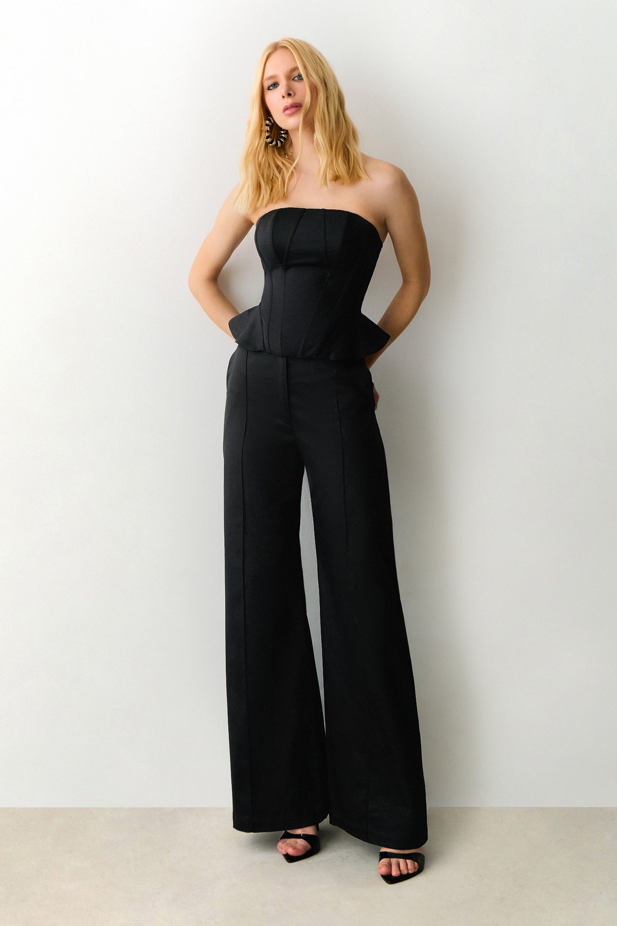 CROPPED TOMARA QUE CAIA RECORTES COM BARBATANAS LATERAL AMPLA PRETO