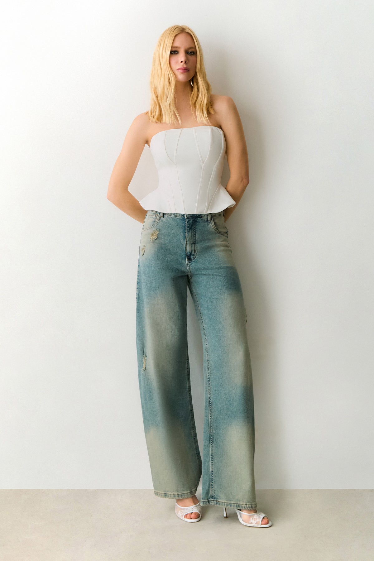 CROPPED TOMARA QUE CAIA RECORTES COM BARBATANAS LATERAL AMPLA OFF WHITE