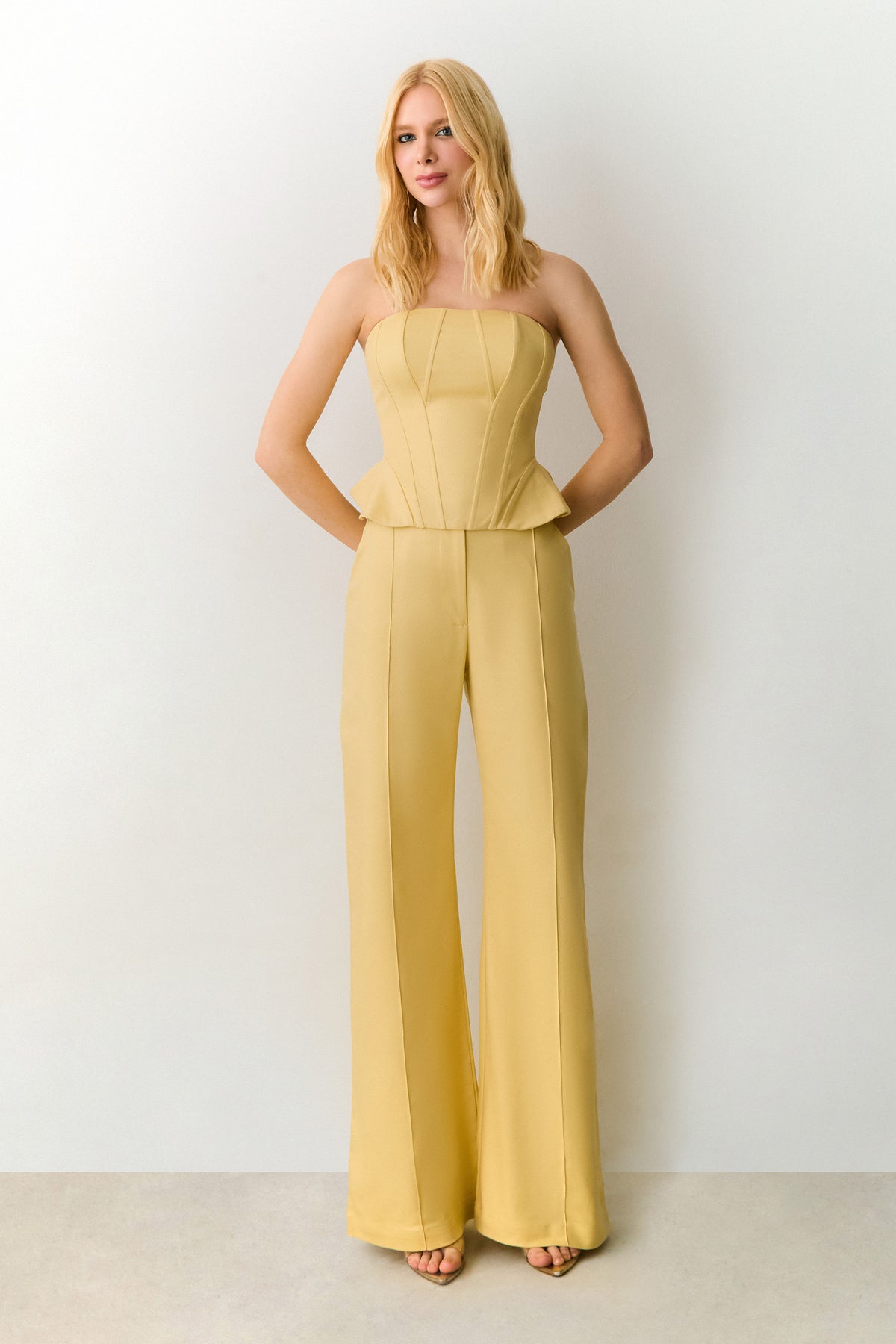 CROPPED TOMARA QUE CAIA RECORTES COM BARBATANAS LATERAL AMPLA AMARELO MANTEIGA