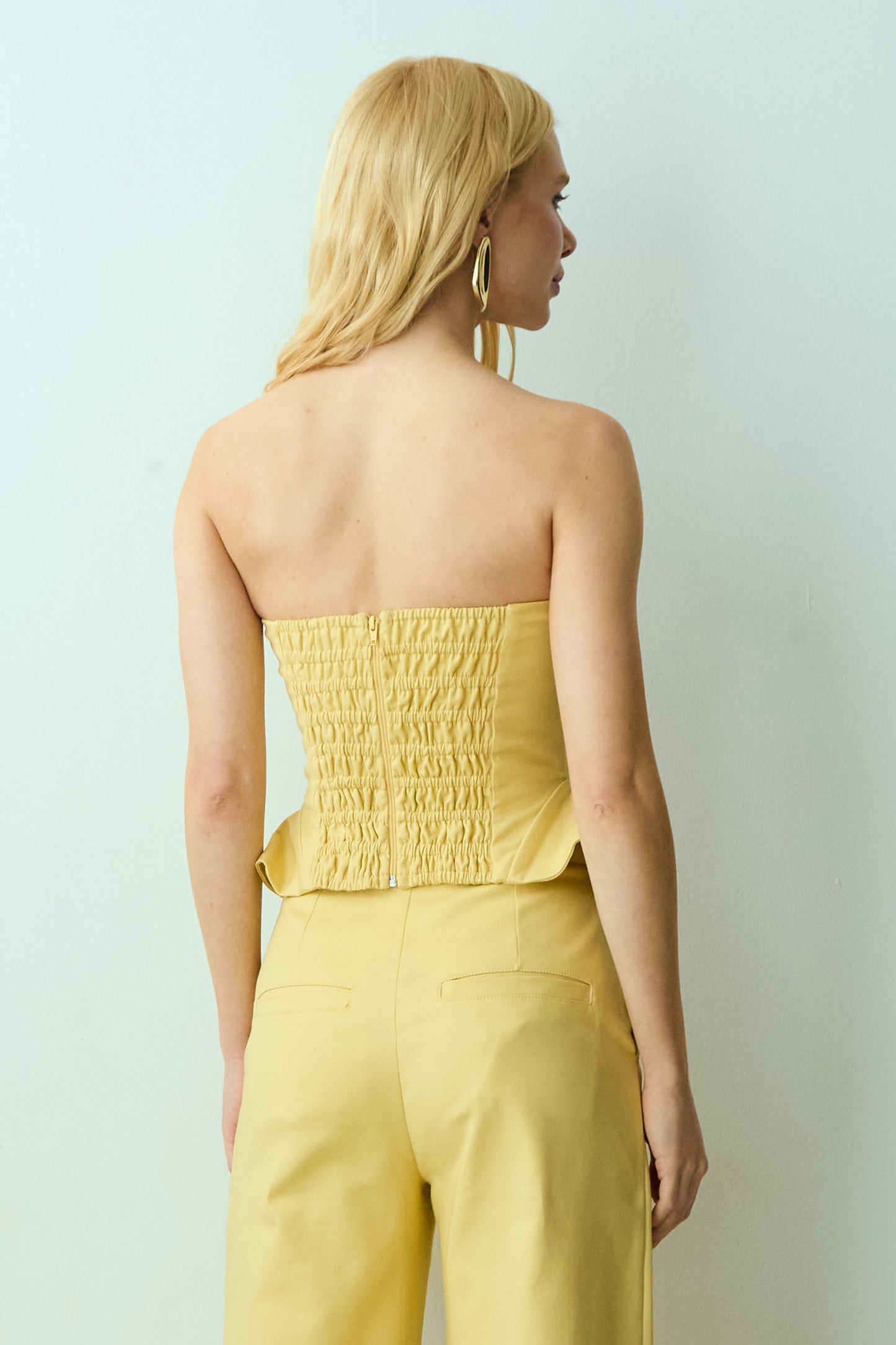 CROPPED TOMARA QUE CAIA RECORTES COM BARBATANAS LATERAL AMPLA AMARELO MANTEIGA