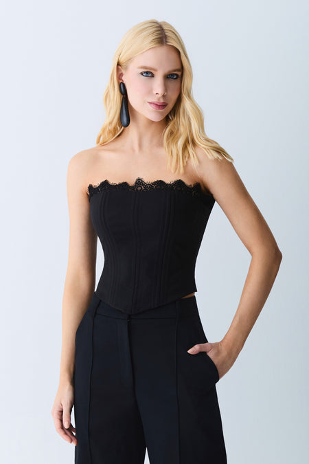 CROPPED TOMARA QUE CAIA BARBATANAS PESPONTADAS E RENDA DECOTE PRETO