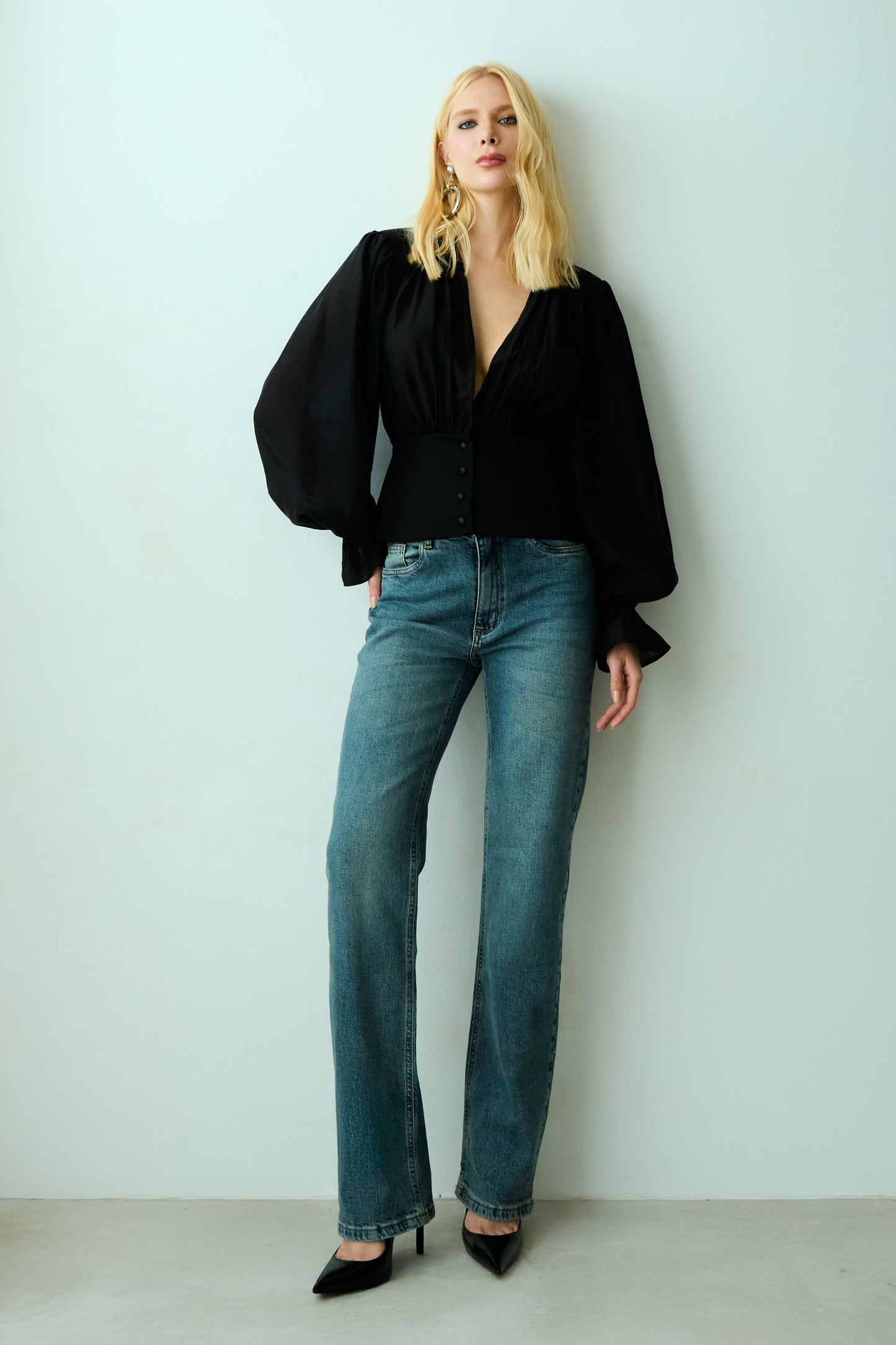 BLUSA MANGA LONGA COM PALA E BOTOES OFF WHITE PRETO