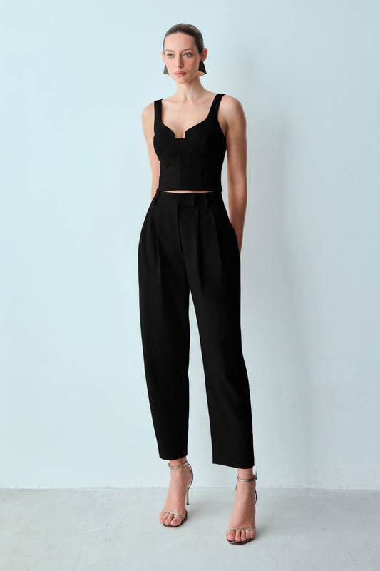 CALCA BAGGY ESTRUTURADA COM PREGAS FRONTAL PRETO