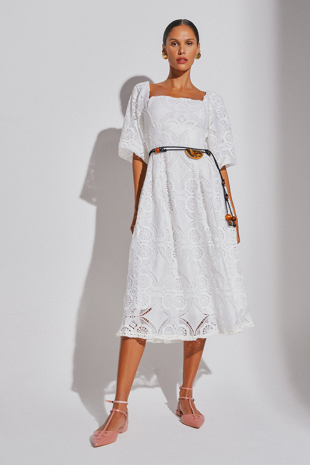 VESTIDO MIDI COM MANGA CURTA BUFANTE E DECOTE RETO OFF WHITE