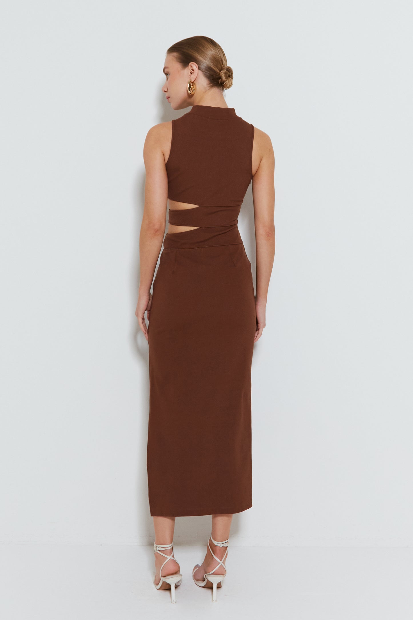 VESTIDO MIDI RECORTE LATERAL NA CINTURA MARROM