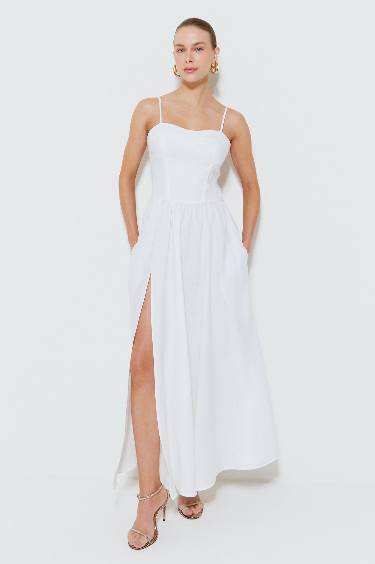 VESTIDO MIDI COM SAIA RODADA E PESPONTO NO BUSTO BRANCO