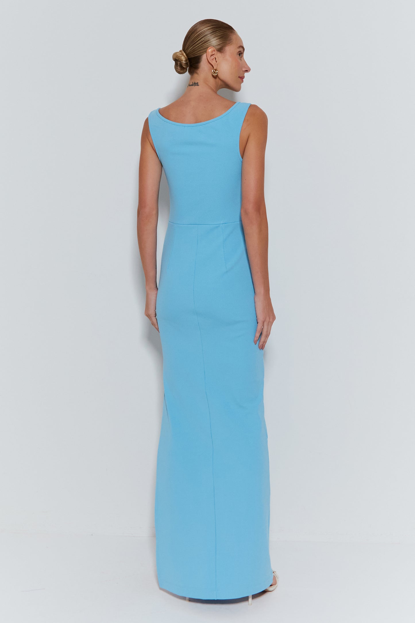 VESTIDO LONGO COM RECORTES MEIO BUSTO E FENDA LATERAL AZUL OCEANO