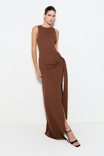 VESTIDO LONGO COM RECORTE E AMARRACAO NA CINTURA MARROM