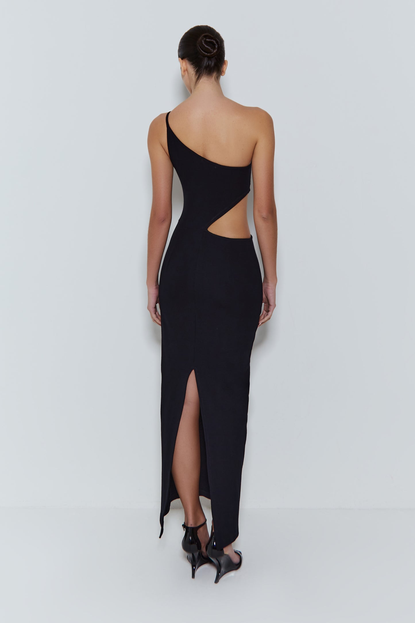 VESTIDO MIDI UM OMBRO SO COM RECORTE LATERAL PRETO