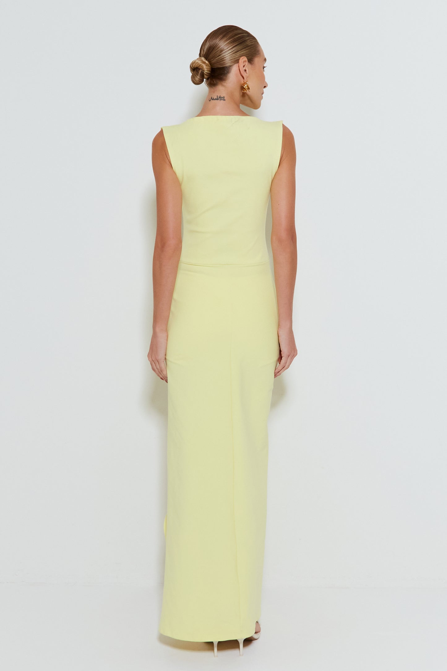 VESTIDO LONGO COM TORCAO E FENDA LATERAL AMARELO CITRUS