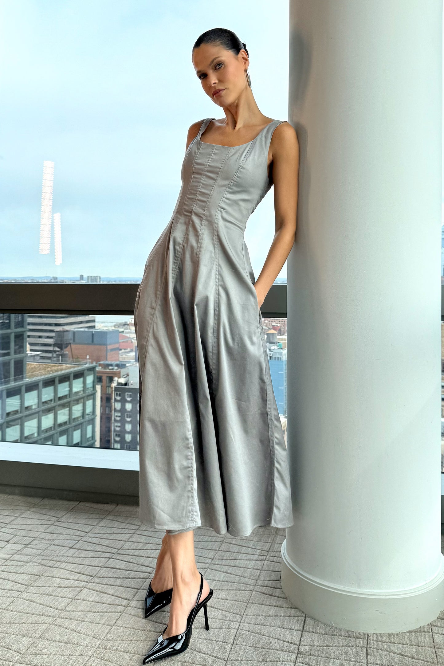 VESTIDO MIDI COM PESPONTO E BARRA AMPLA CINZA