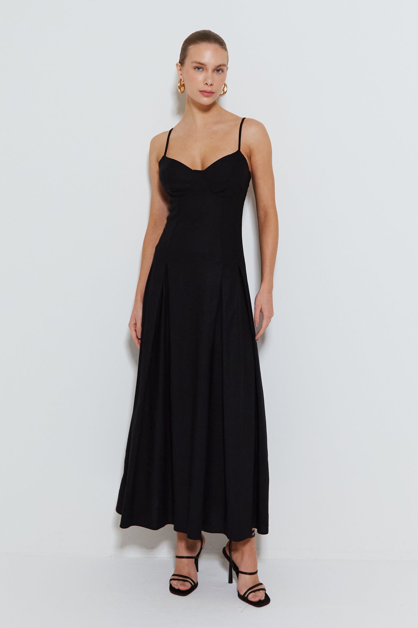 VESTIDO MIDI ALÇA FINA COM SAIA RODADA E PREGAS PRETO