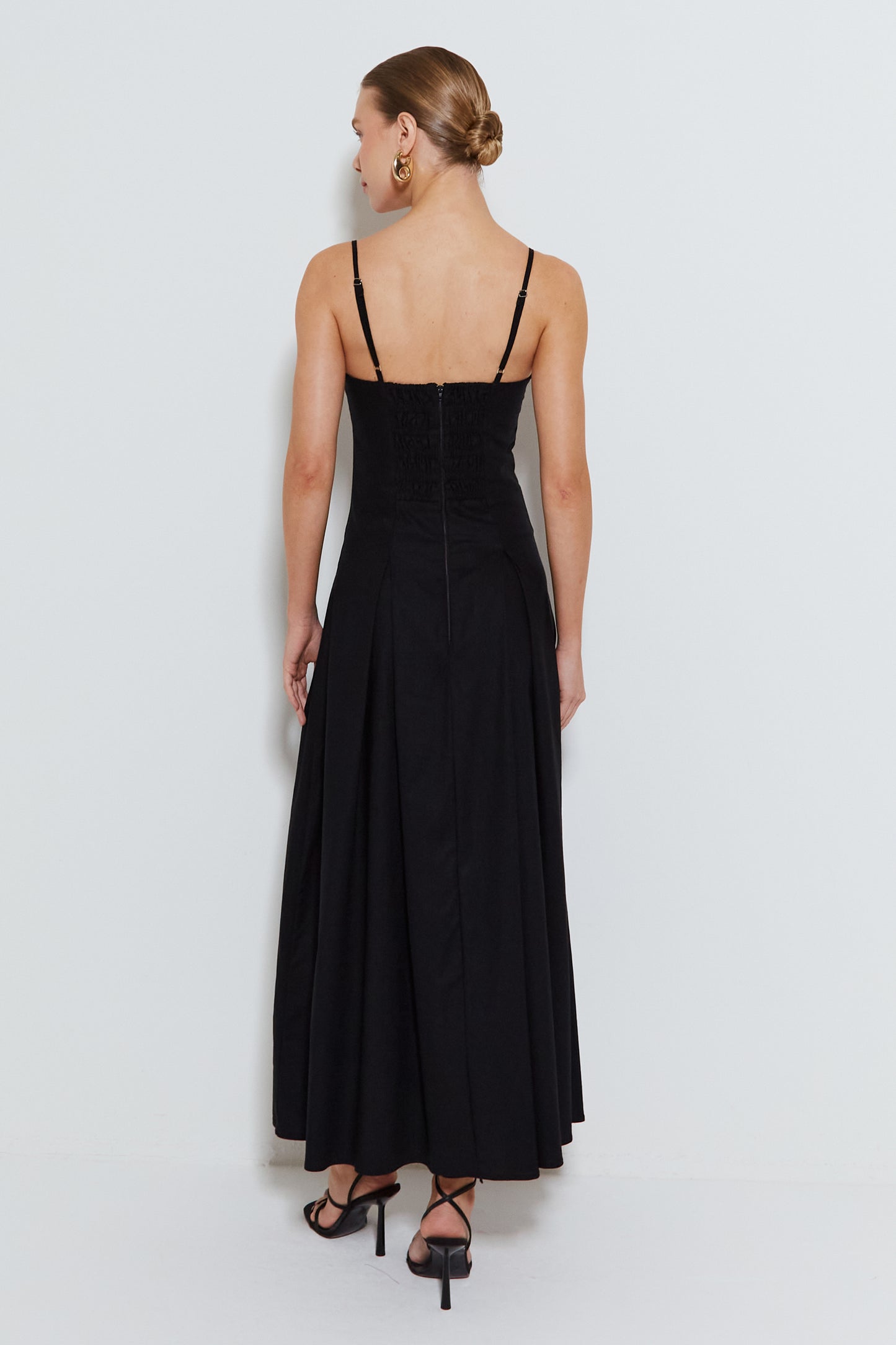 VESTIDO MIDI ALÇA FINA COM SAIA RODADA E PREGAS PRETO