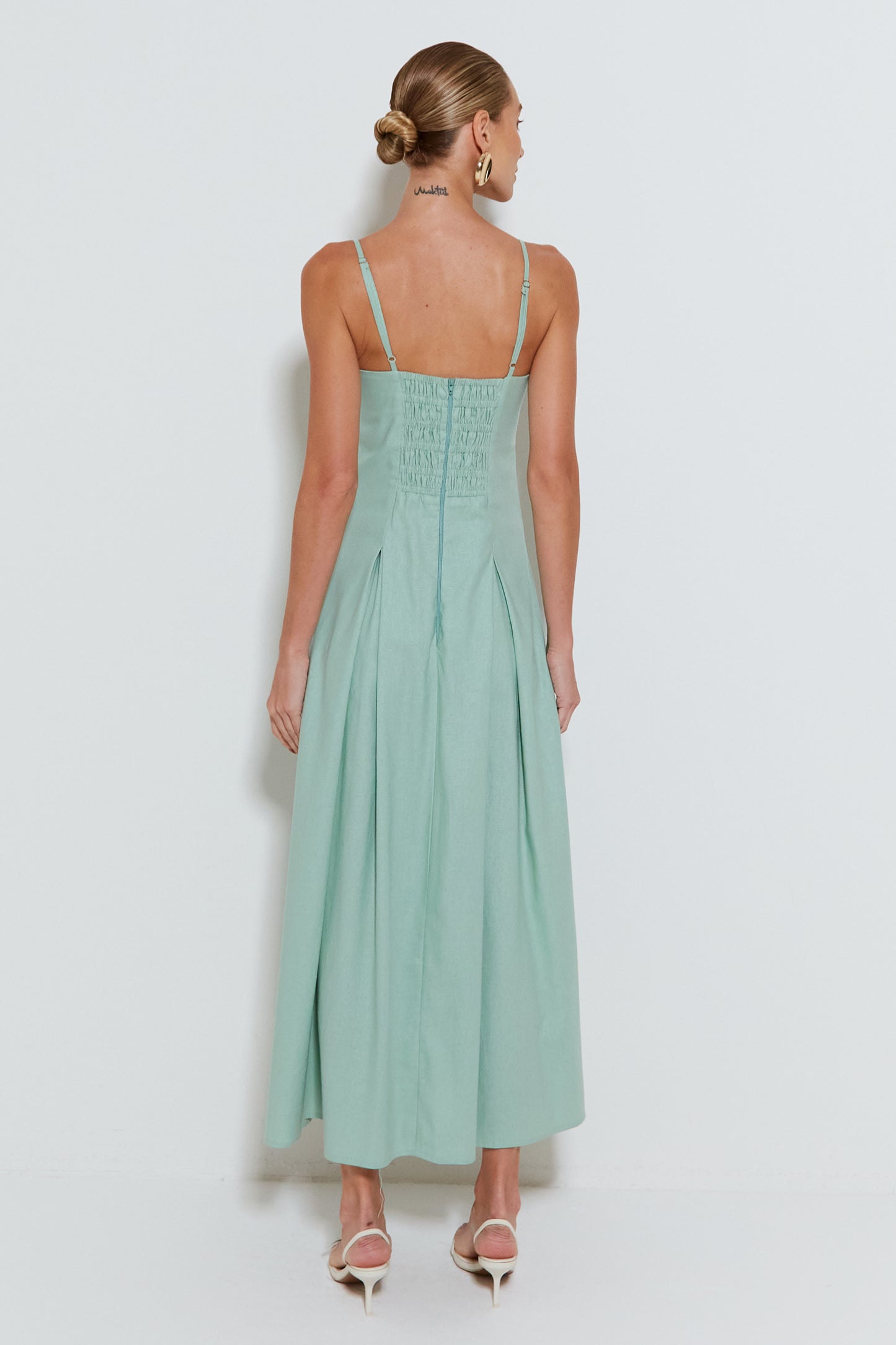 VESTIDO MIDI ALÇA FINA COM SAIA RODADA E PREGAS VERDE MENTA