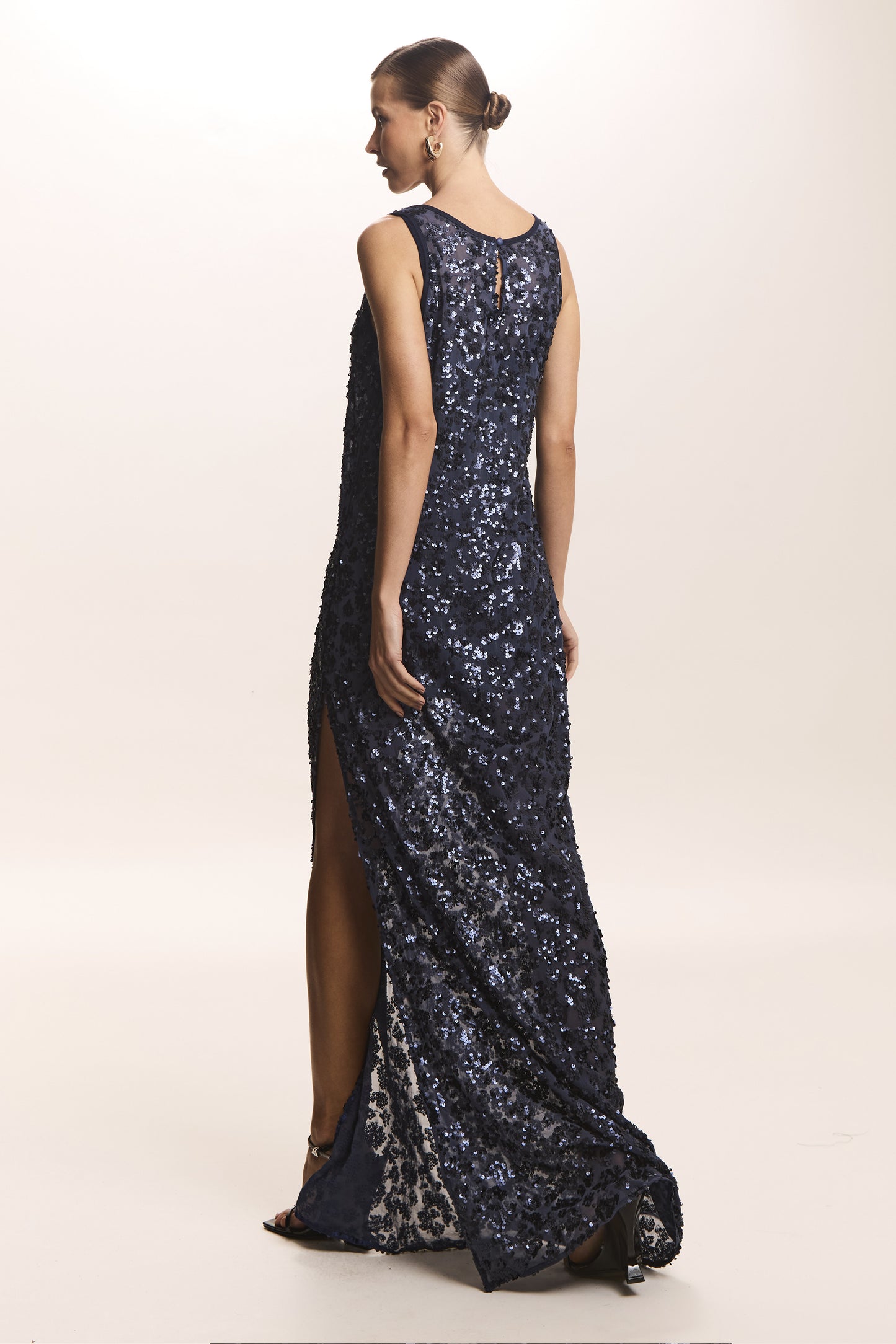 VESTIDO LONGO RETO COM FENDA LATERAL EM PAETE AZUL MARINHO