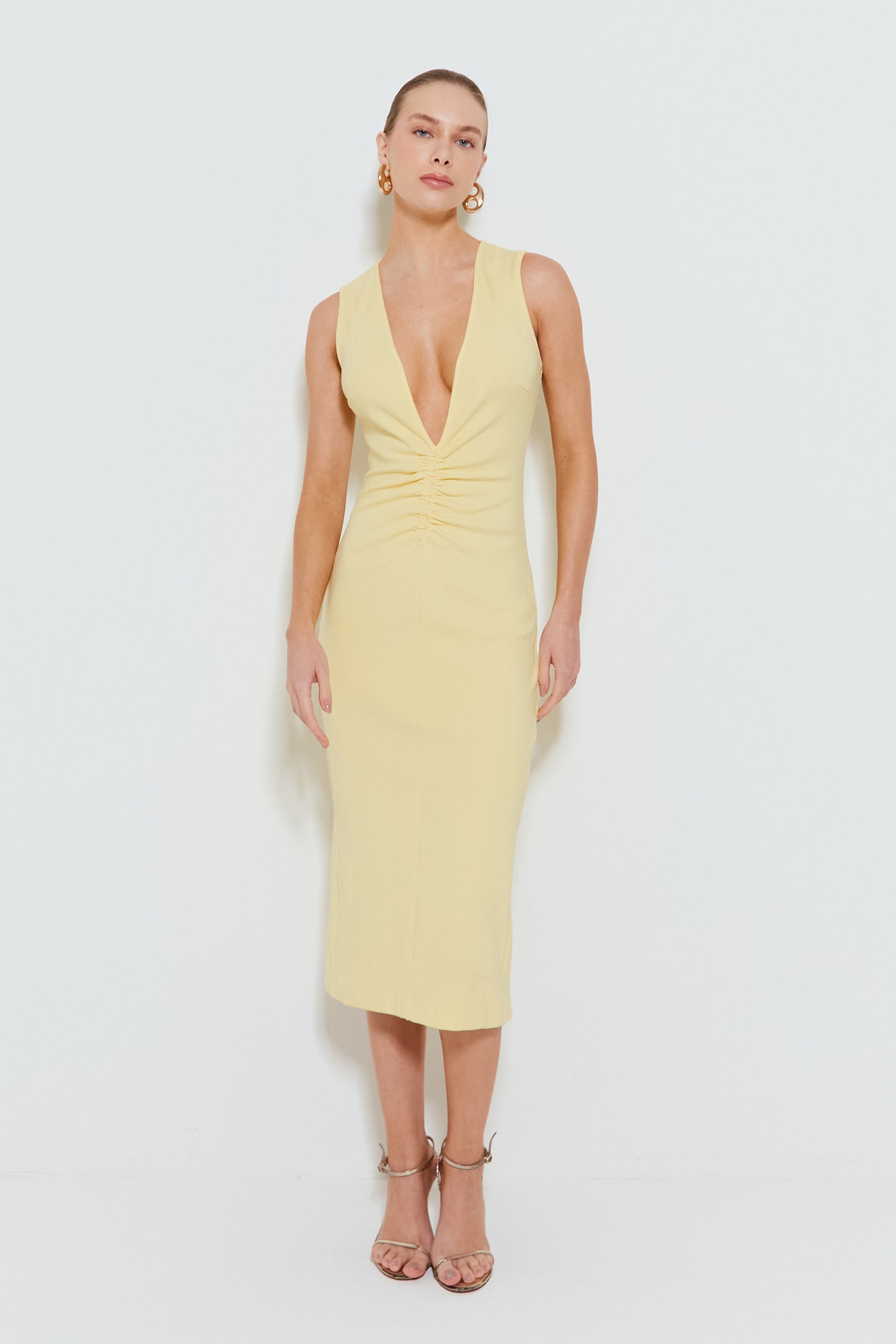 VESTIDO MIDI COM DECOTE PROFUNDO E FRANZIDO FRONTAL AMARELO CITRUS