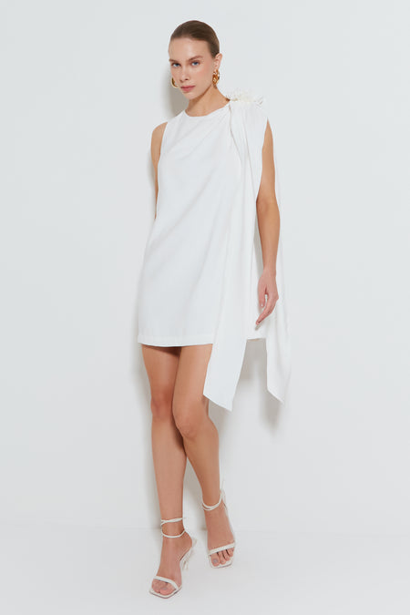 VESTIDO CURTO COM DETALHE E FAIXA NO OMBRO OFF WHITE