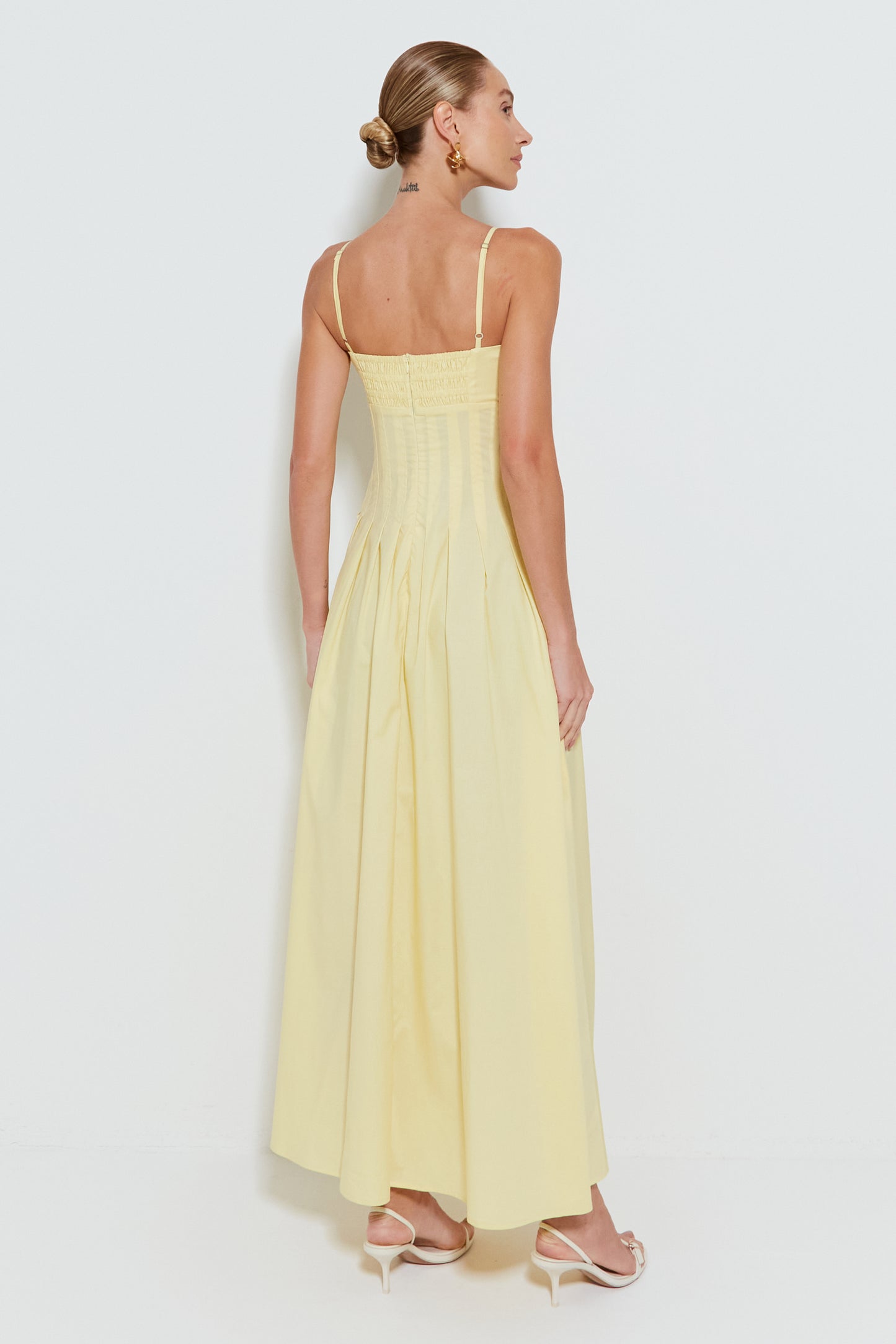 VESTIDO LONGO COM FRANZIDOS NO BUSTO E PREGAS NA SAIA AMARELO MANTEIGA
