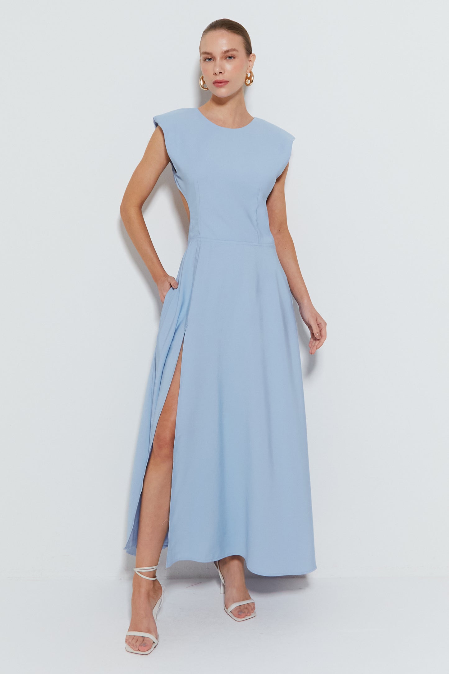 VESTIDO MIDI COM OMBREIRAS E ABERTURA NAS COSTAS AZUL BEBE