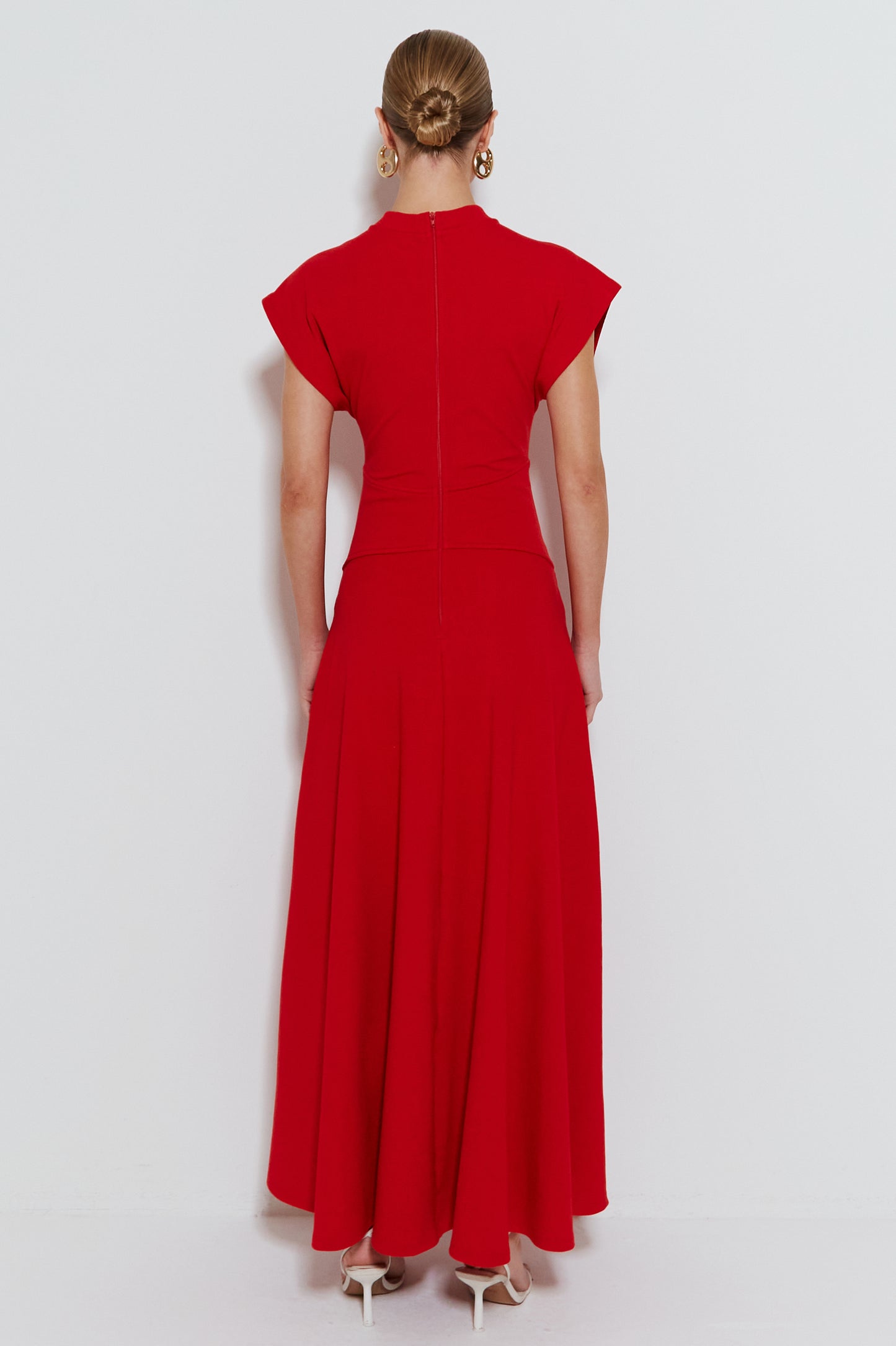 VESTIDO LONGO COM MANGA AMPLA E SAIA RODADA COM FENDA VERMELHO