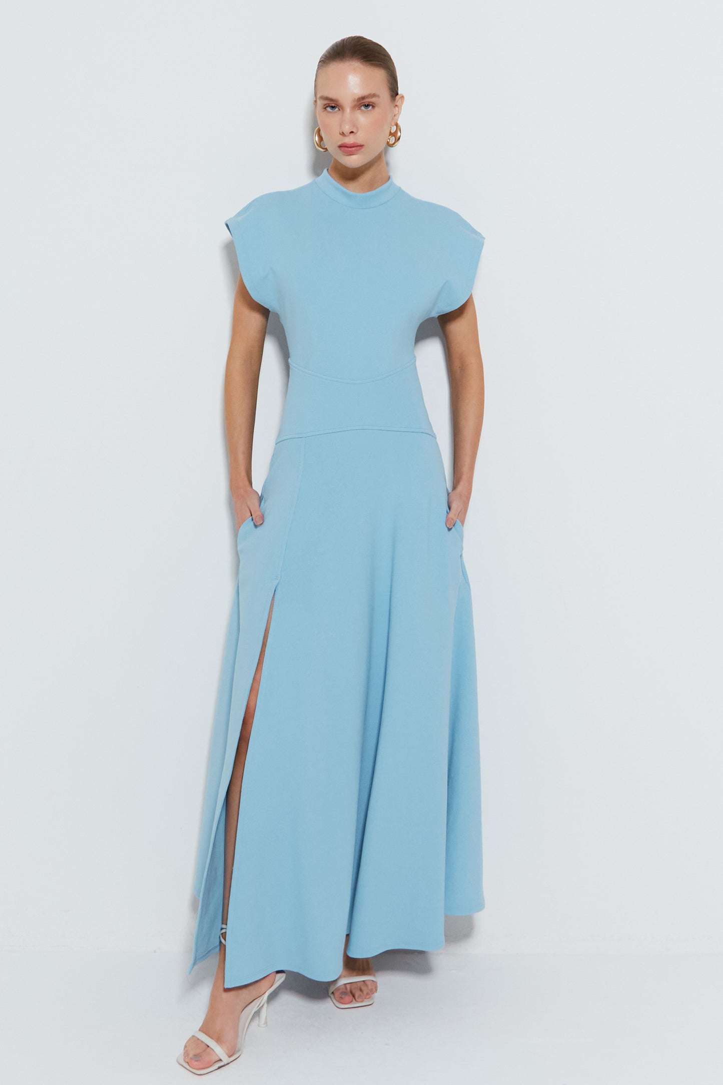 VESTIDO LONGO COM MANGA AMPLA E SAIA RODADA COM FENDA AZUL OCEANO