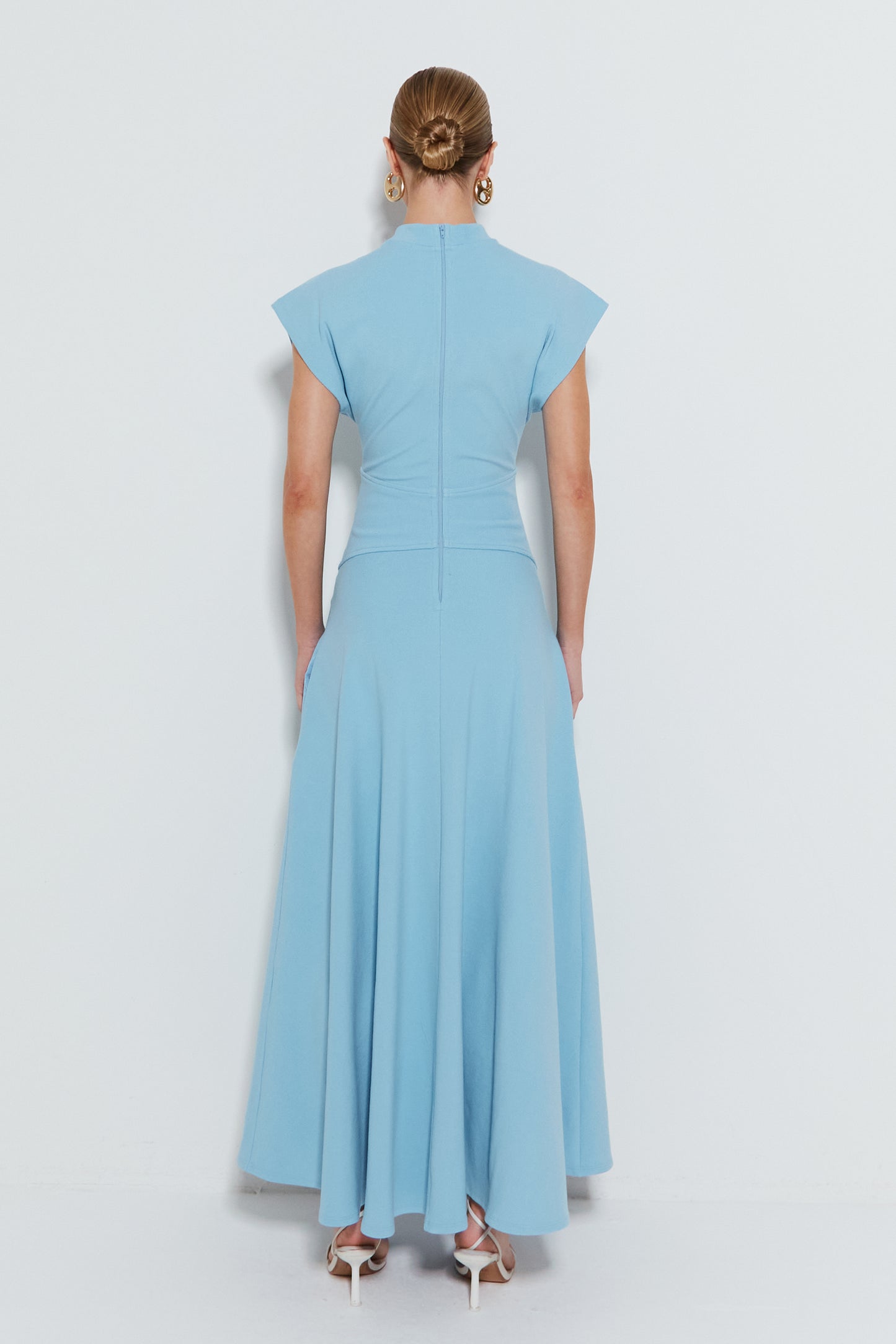 VESTIDO LONGO COM MANGA AMPLA E SAIA RODADA COM FENDA AZUL OCEANO