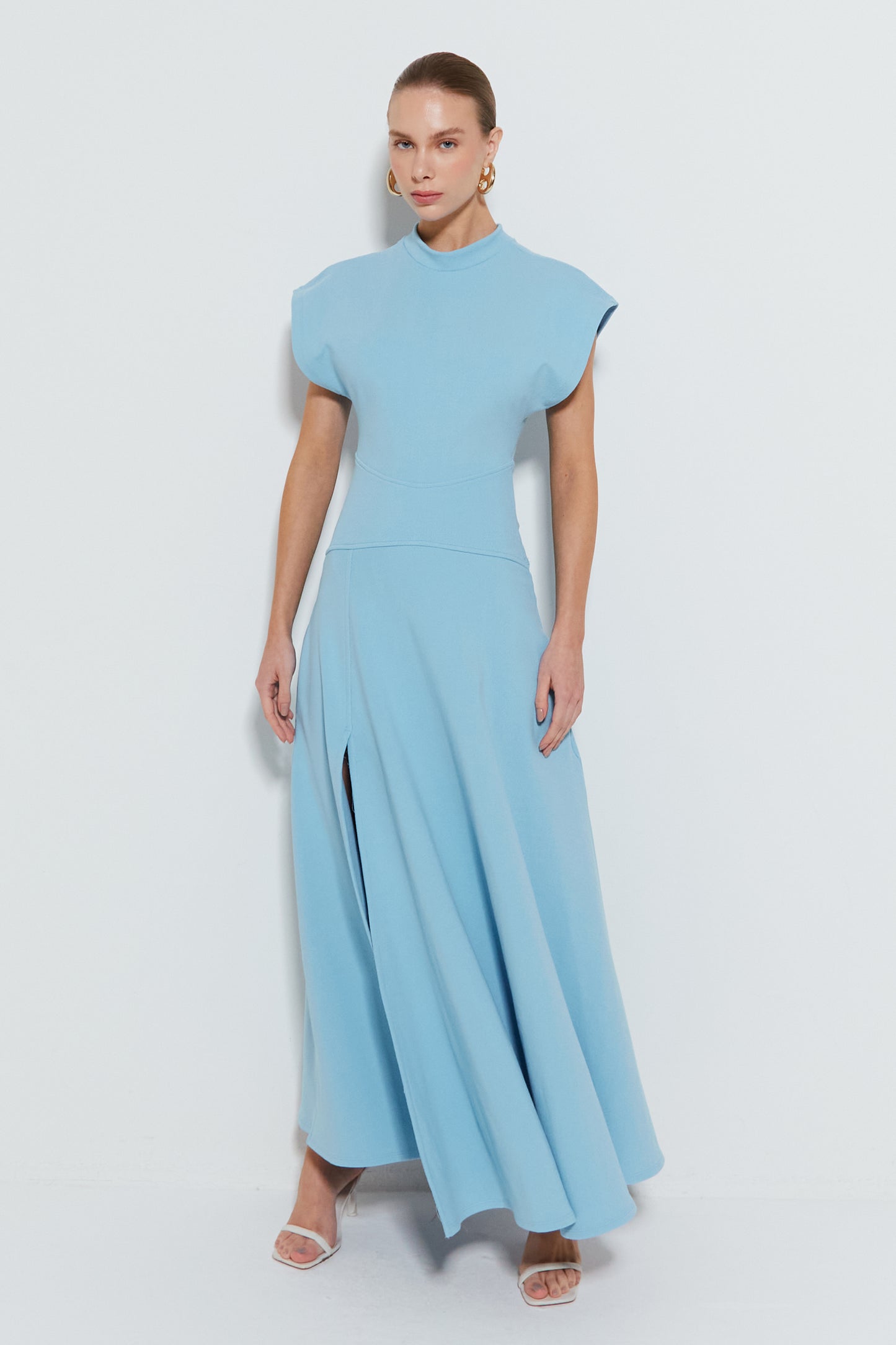 VESTIDO LONGO COM MANGA AMPLA E SAIA RODADA COM FENDA AZUL OCEANO