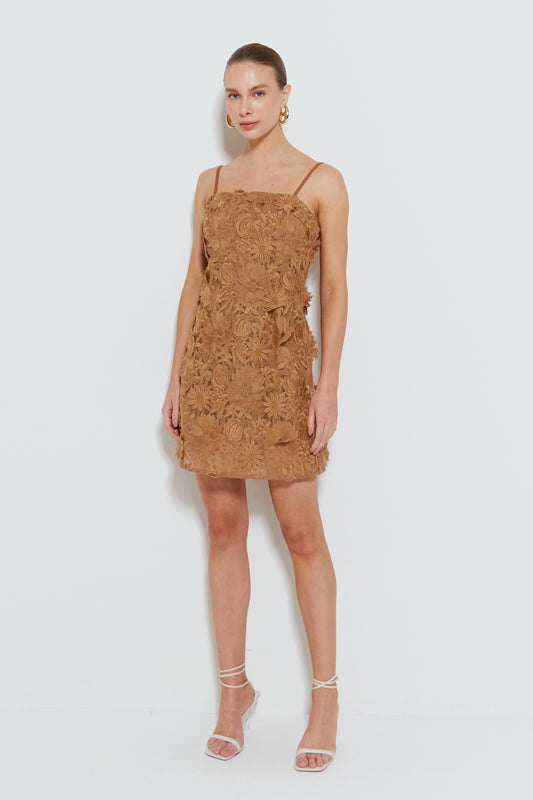 VESTIDO CURTO DE ALCA FINA EM TULE BORDADO KAKI