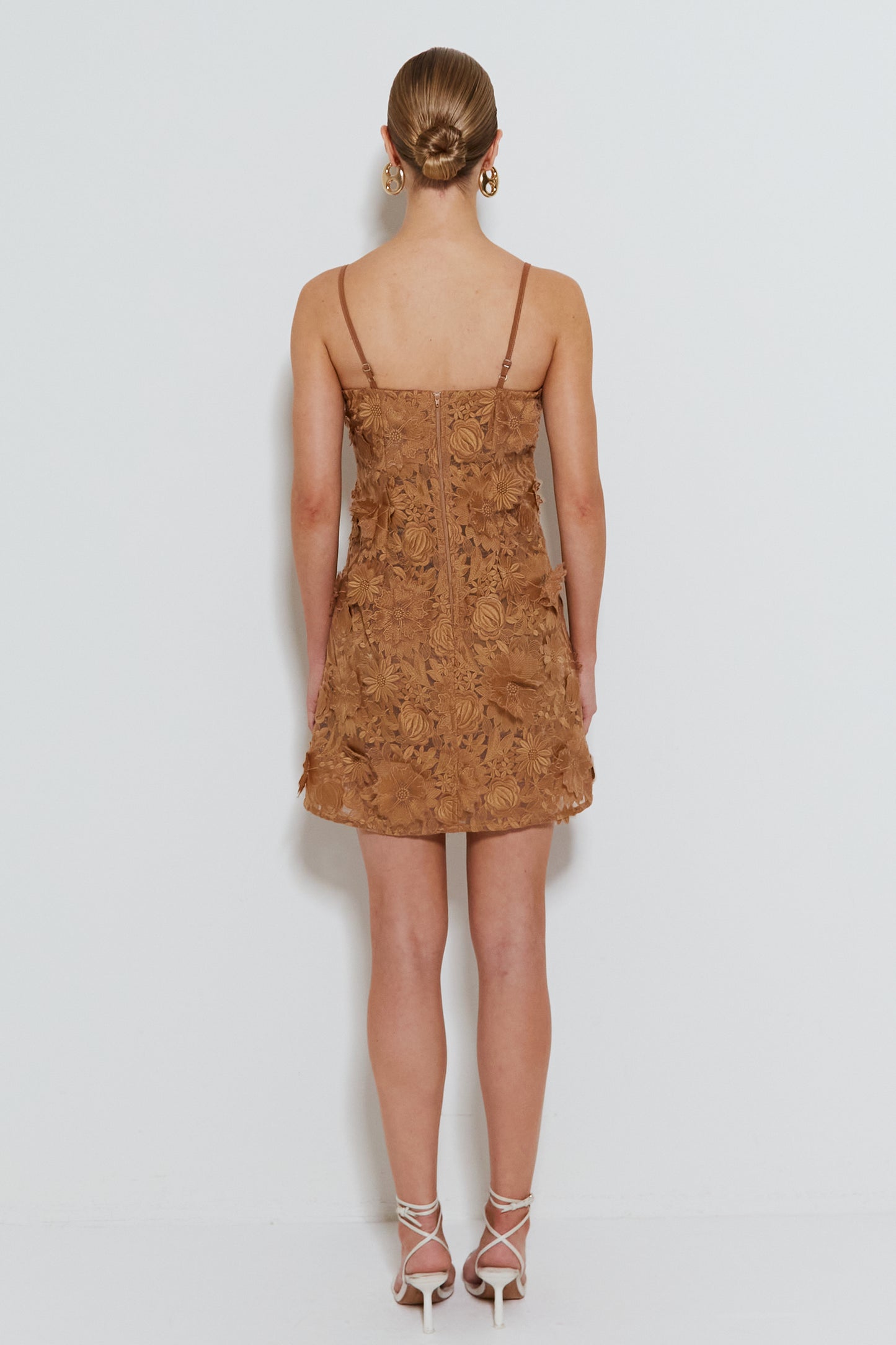 VESTIDO CURTO DE ALCA FINA EM TULE BORDADO KAKI