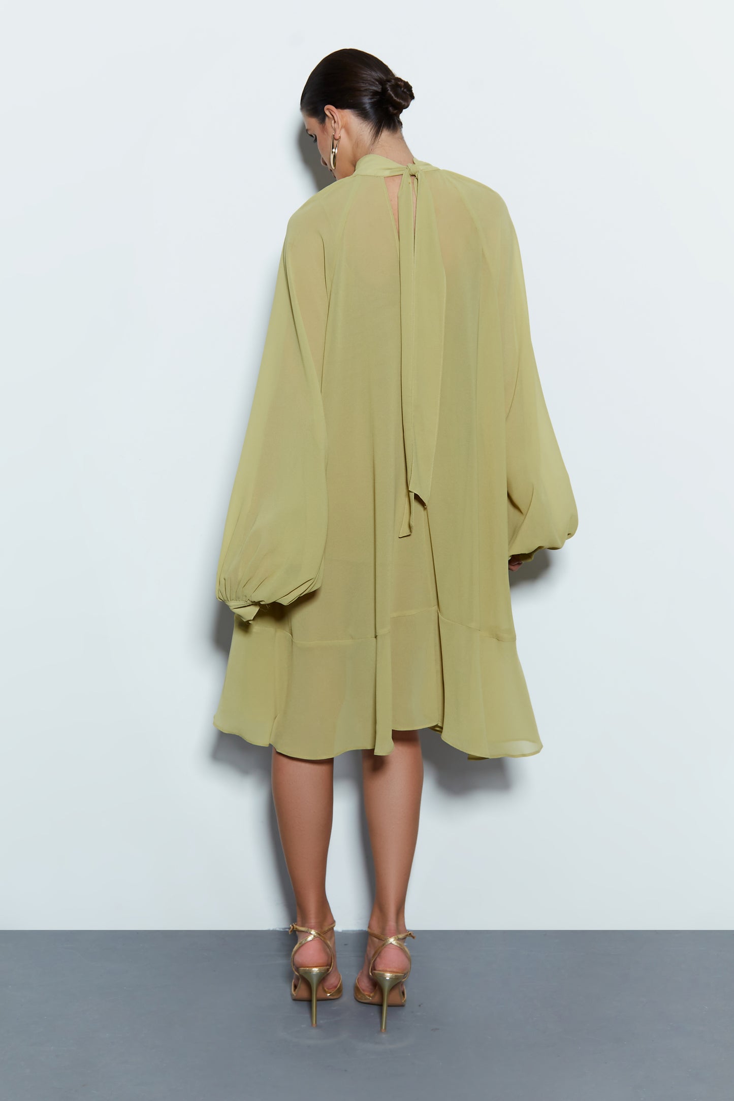 VESTIDO CURTO COM FRANZIDOS AMARRACAO PESCOCO VERDE LEMON