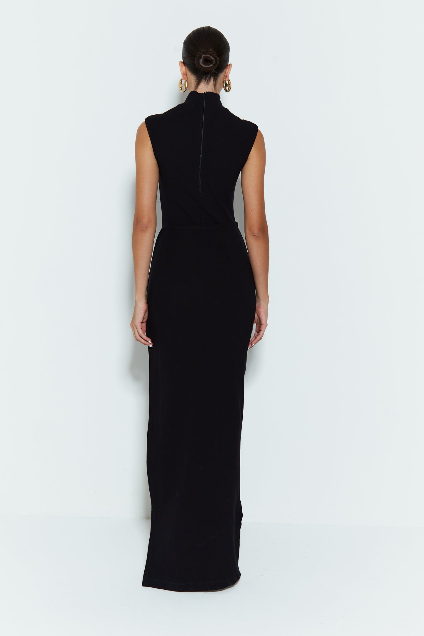 VESTIDO MIDI GOLA ALTA COM RECORTE EM DIAGONAL SAIA PRETO