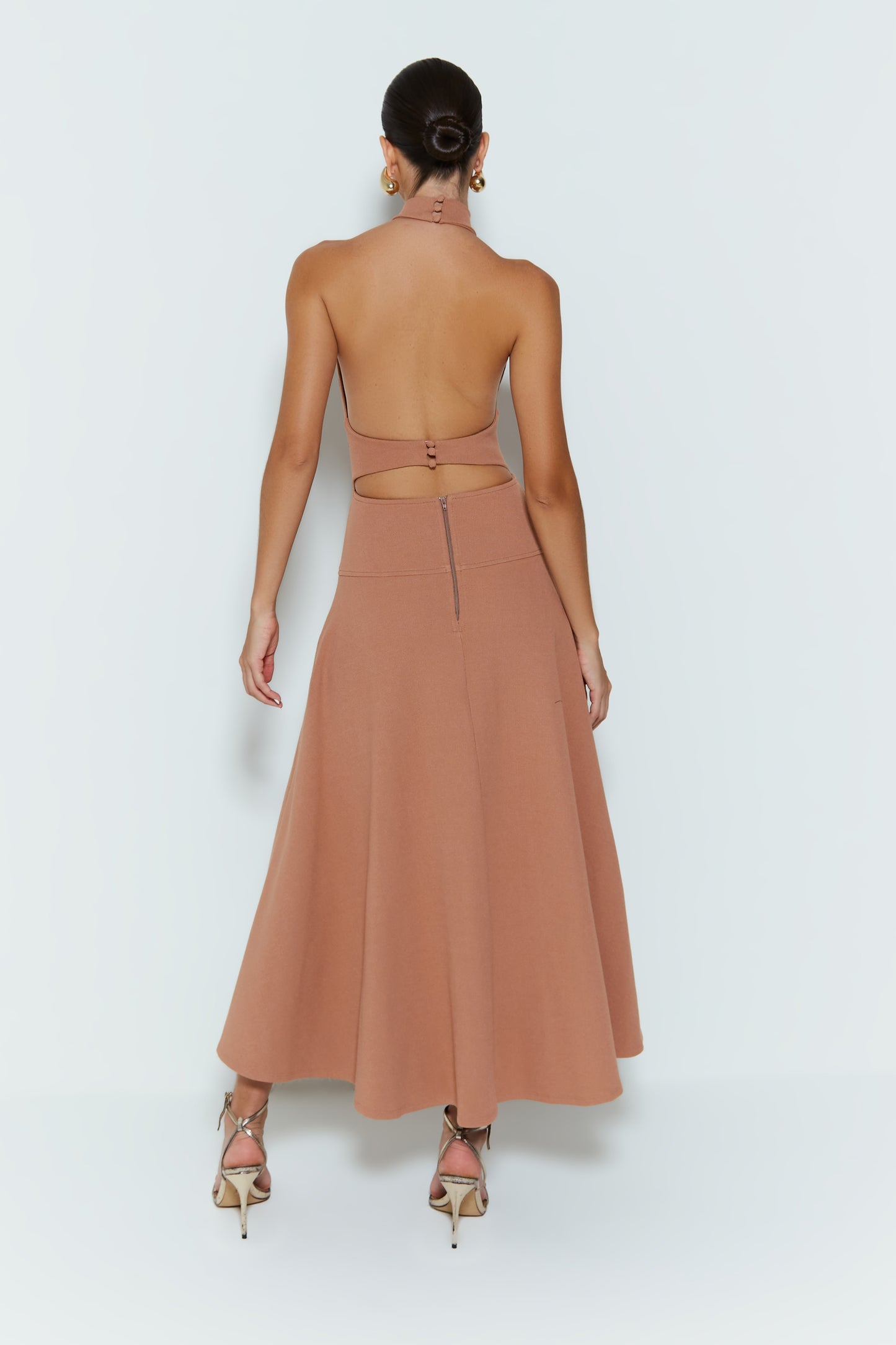 VESTIDO MIDI FRENTE UNICA COM FECHAMENTO PESCOCO MOCHA MOUSSE