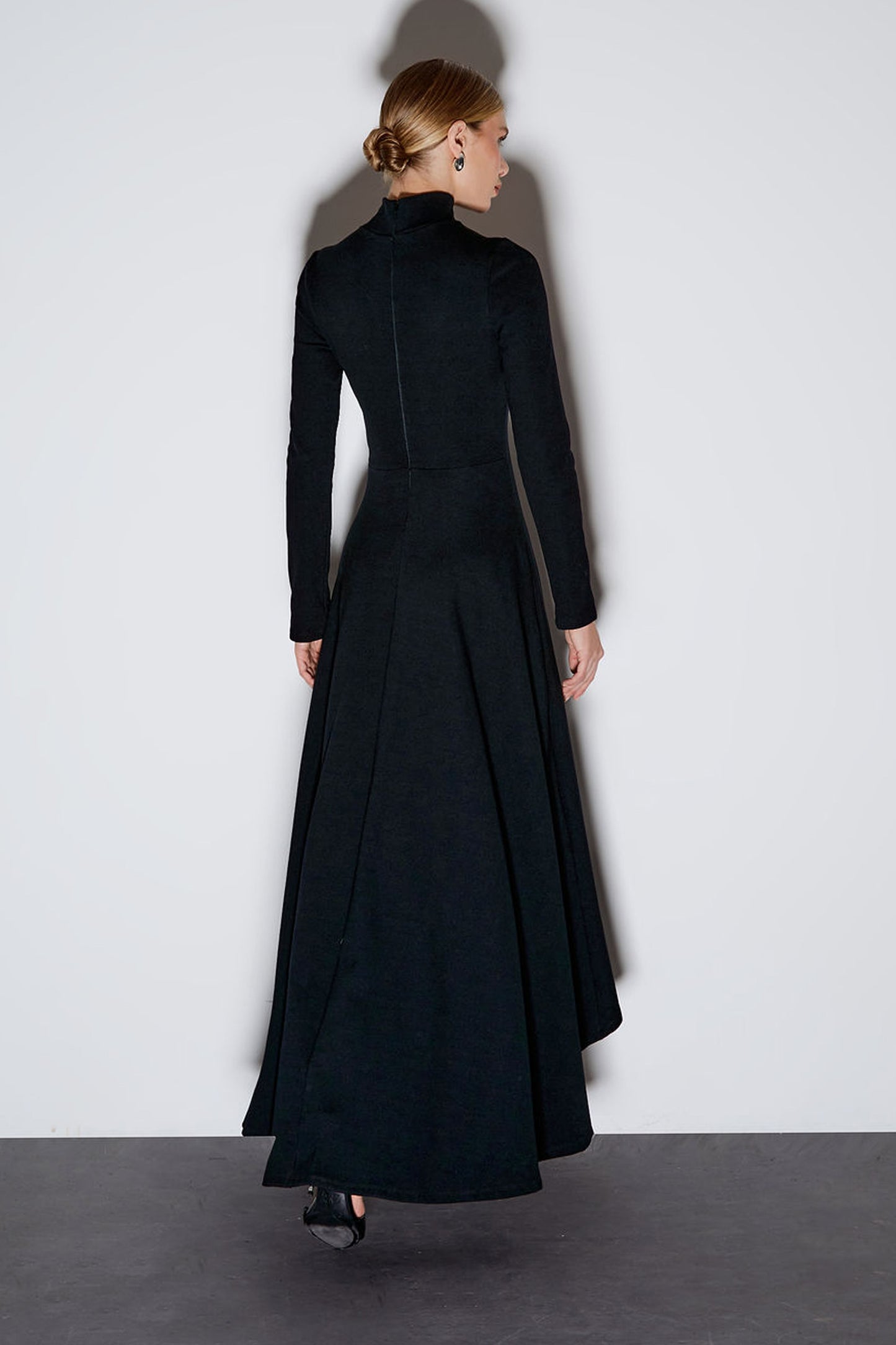 VESTIDO MULLET COM ABERTURA BUSTO E GOLA ALTA PRETO