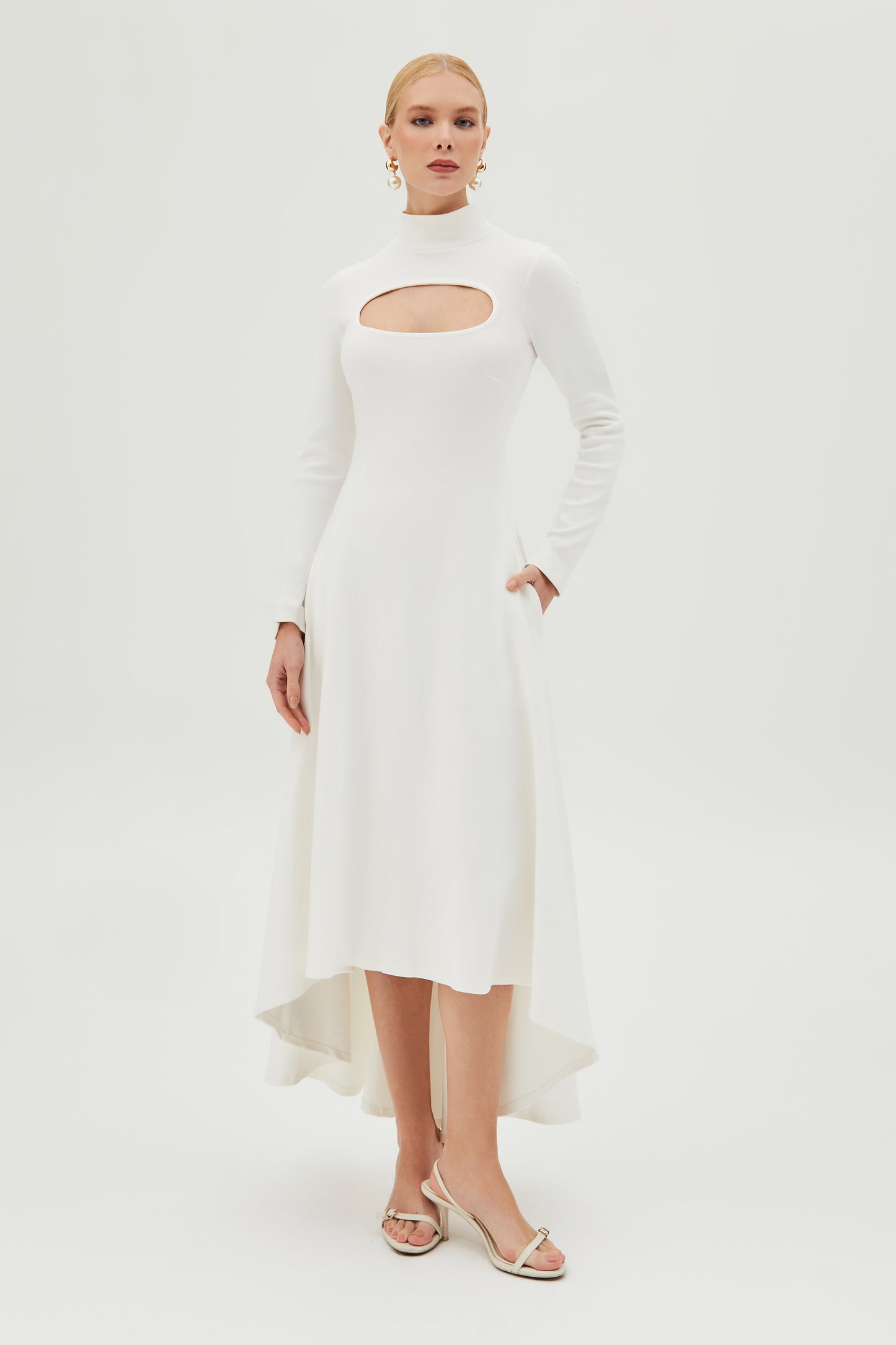 VESTIDO MULLET COM ABERTURA BUSTO E GOLA ALTA OFF WHITE