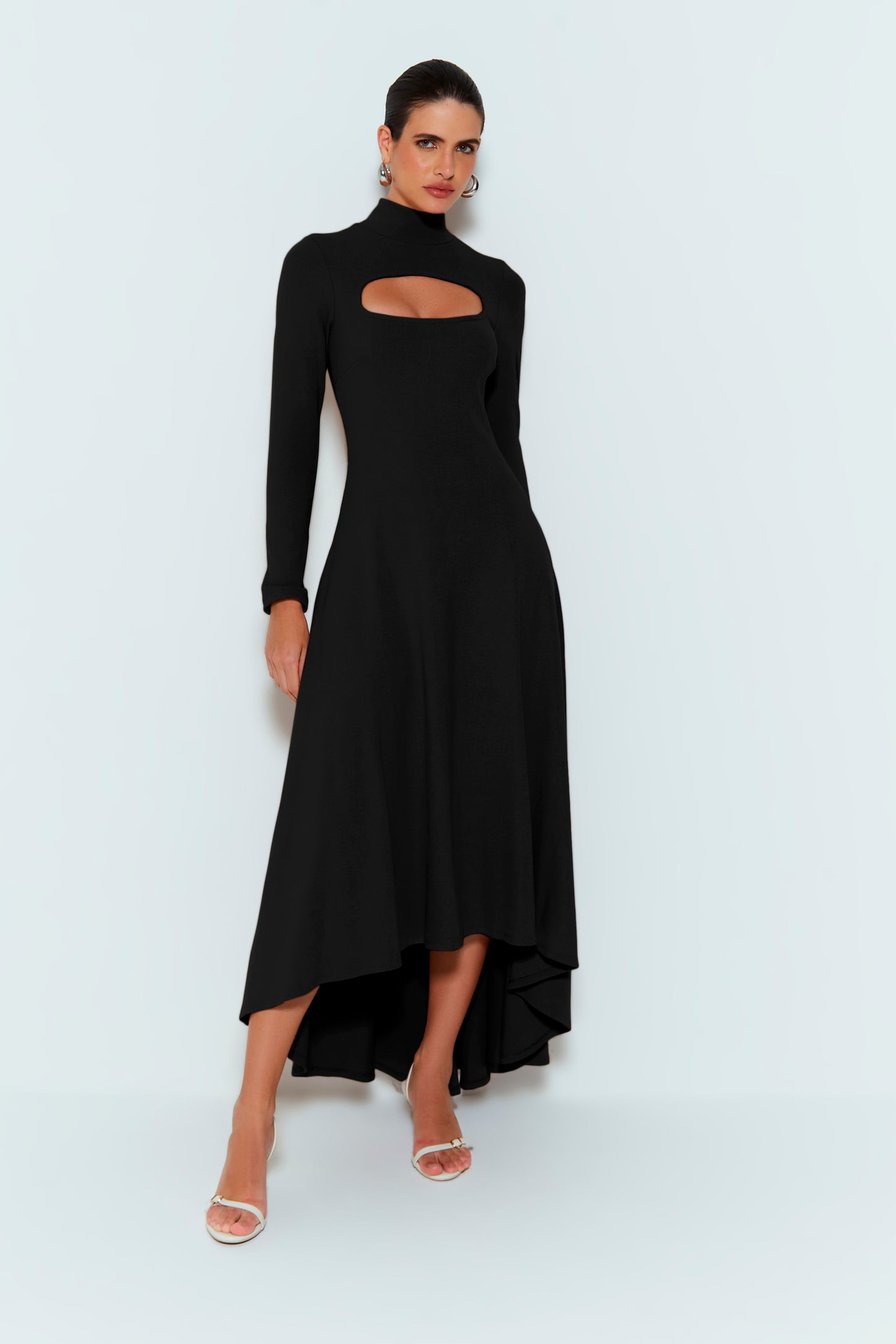 VESTIDO MULLET COM ABERTURA BUSTO E GOLA ALTA PRETO