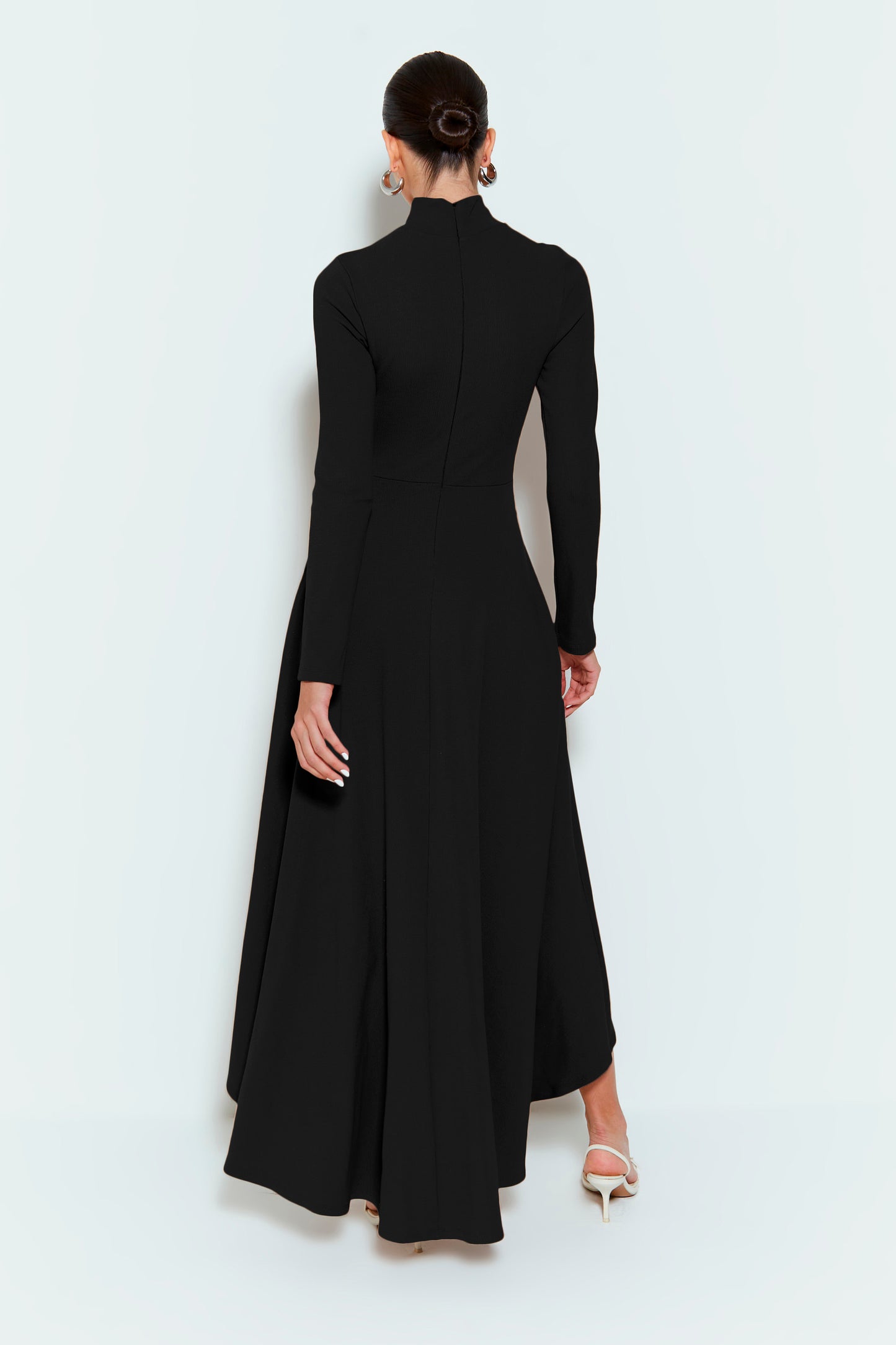 VESTIDO MULLET COM ABERTURA BUSTO E GOLA ALTA PRETO