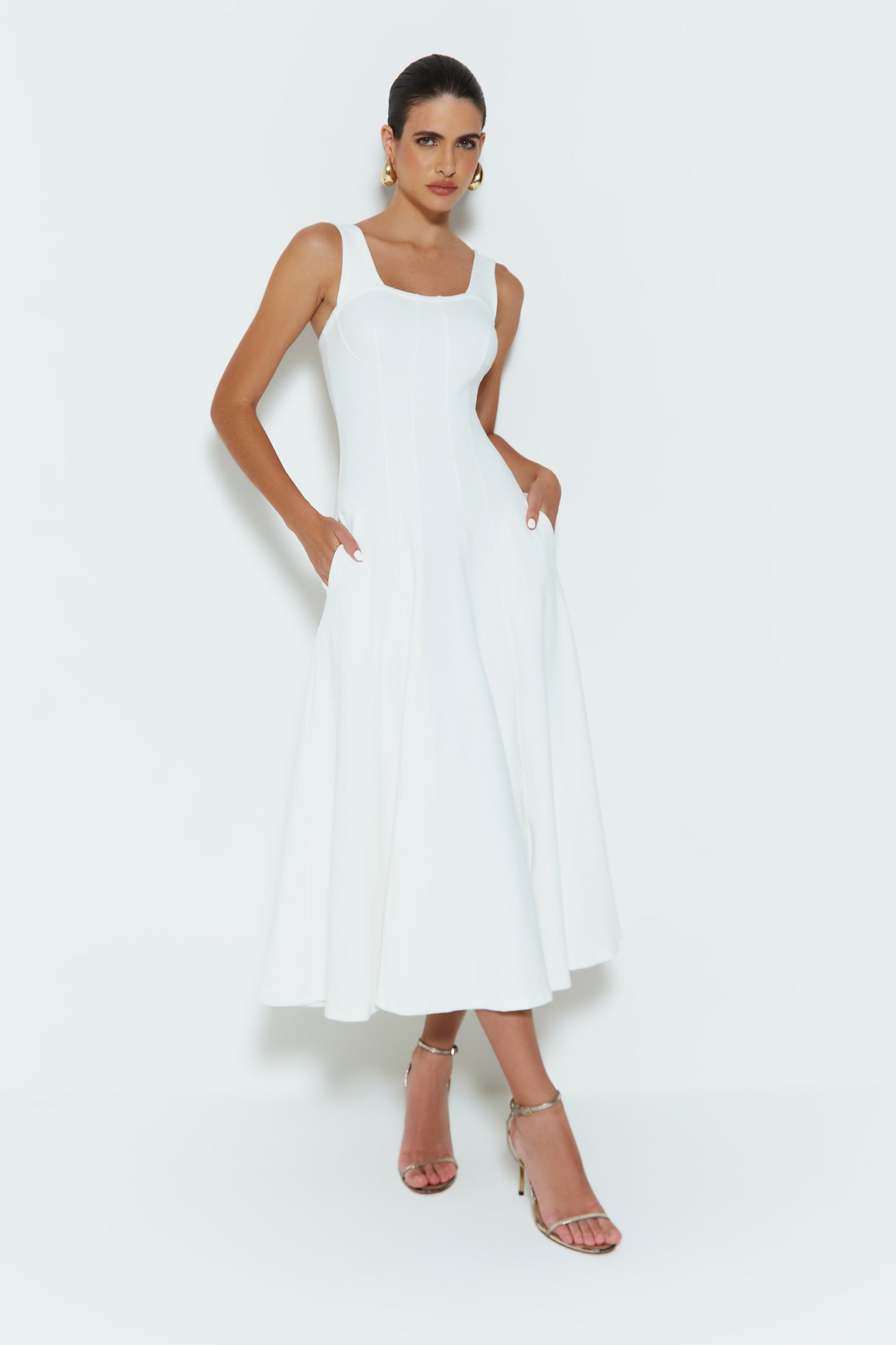 VESTIDO MIDI COM FRISOS ALCAS LARGAS E BARRA AMPLA OFF WHITE