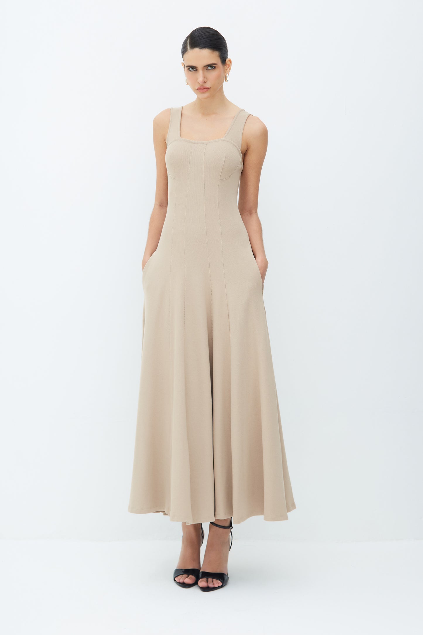 VESTIDO MIDI COM FRISOS ALCAS LARGAS E BARRA AMPLA MARROM CLARO