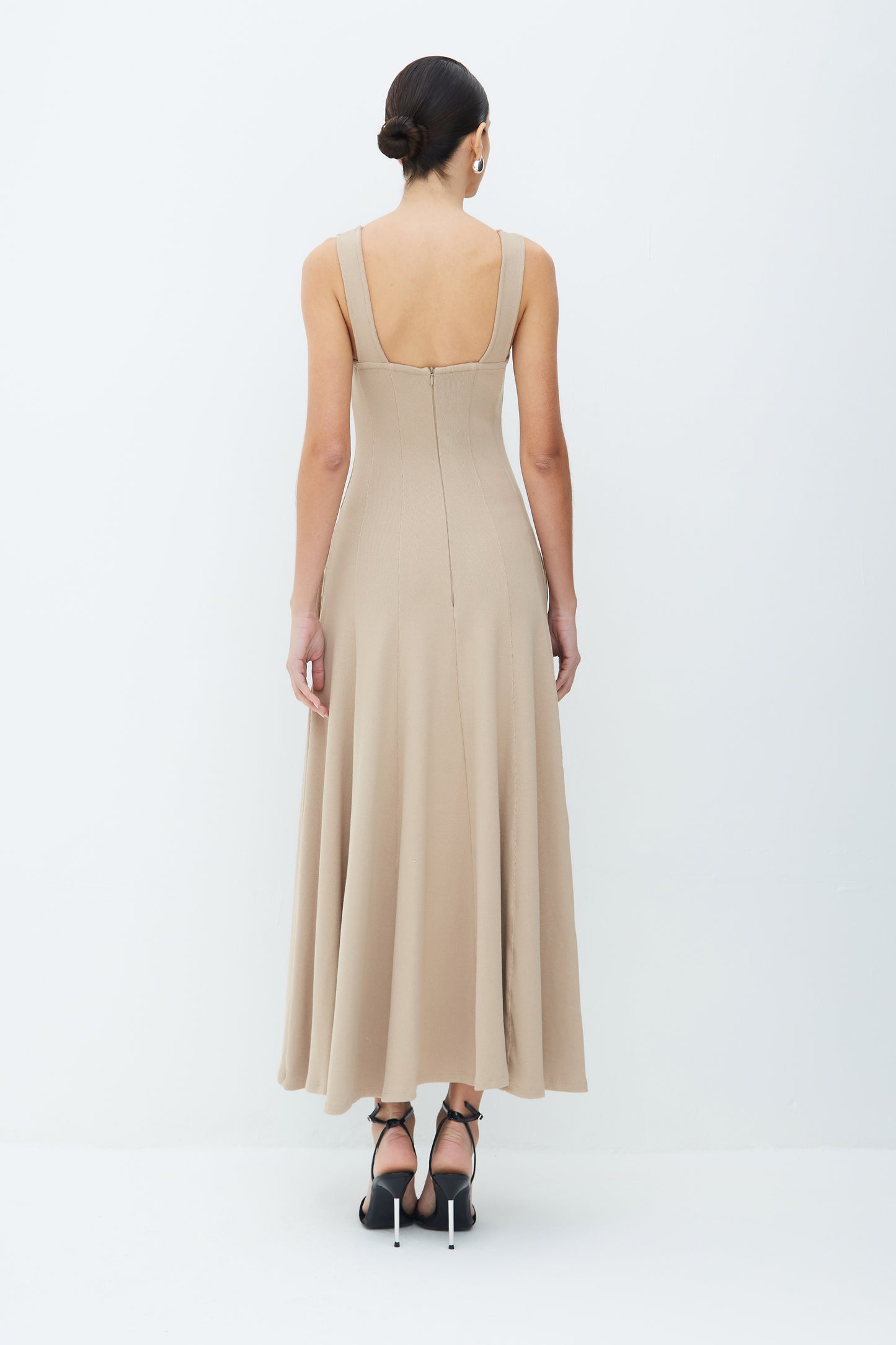VESTIDO MIDI COM FRISOS ALCAS LARGAS E BARRA AMPLA MARROM CLARO